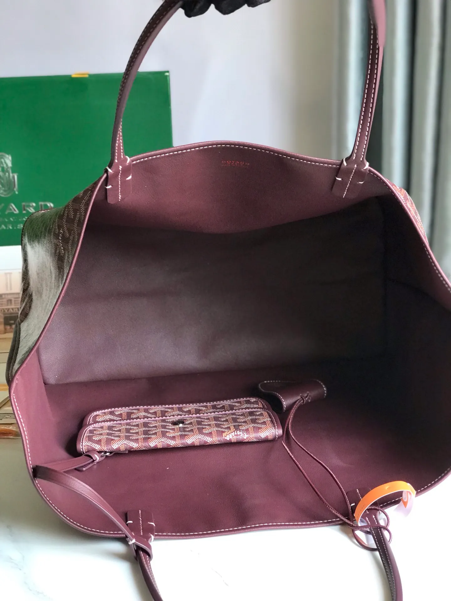 P1500 large size❤️Reversible Anjou double-sided tote ❤️Made of imported matching top-layer calfskin🐂➕Customized Goyardine rain dew cotton and linen➕matching symmetrical pattern😘 Full of high-end sense, any color will look good on the upper body, versatile and unisex.👏 Extra large built-in space, delivery coin purse, upgraded delivery bag with sealing clip, classic 11 colors 🎨black, brown, gray, green, dark blue, light blue, orange, red, burgundy, white, yellow, etc. to choose from! Size: Bag mouth 57cm, bottom 39*height 32*bottom width 19cm 🔎020166