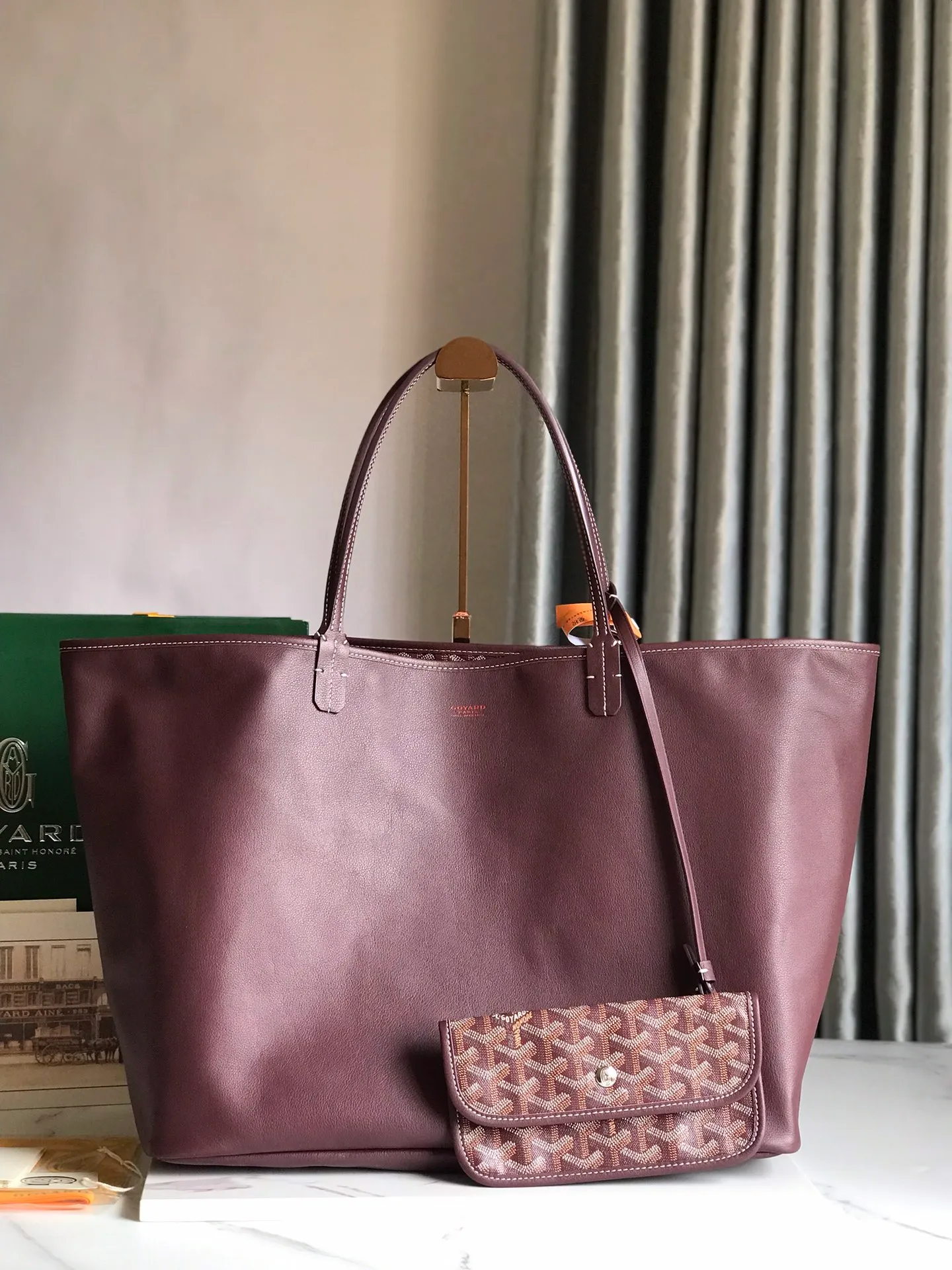P1500 large size❤️Reversible Anjou double-sided tote ❤️Made of imported matching top-layer calfskin🐂➕Customized Goyardine rain dew cotton and linen➕matching symmetrical pattern😘 Full of high-end sense, any color will look good on the upper body, versatile and unisex.👏 Extra large built-in space, delivery coin purse, upgraded delivery bag with sealing clip, classic 11 colors 🎨black, brown, gray, green, dark blue, light blue, orange, red, burgundy, white, yellow, etc. to choose from! Size: Bag mouth 57cm, bottom 39*height 32*bottom width 19cm 🔎020166