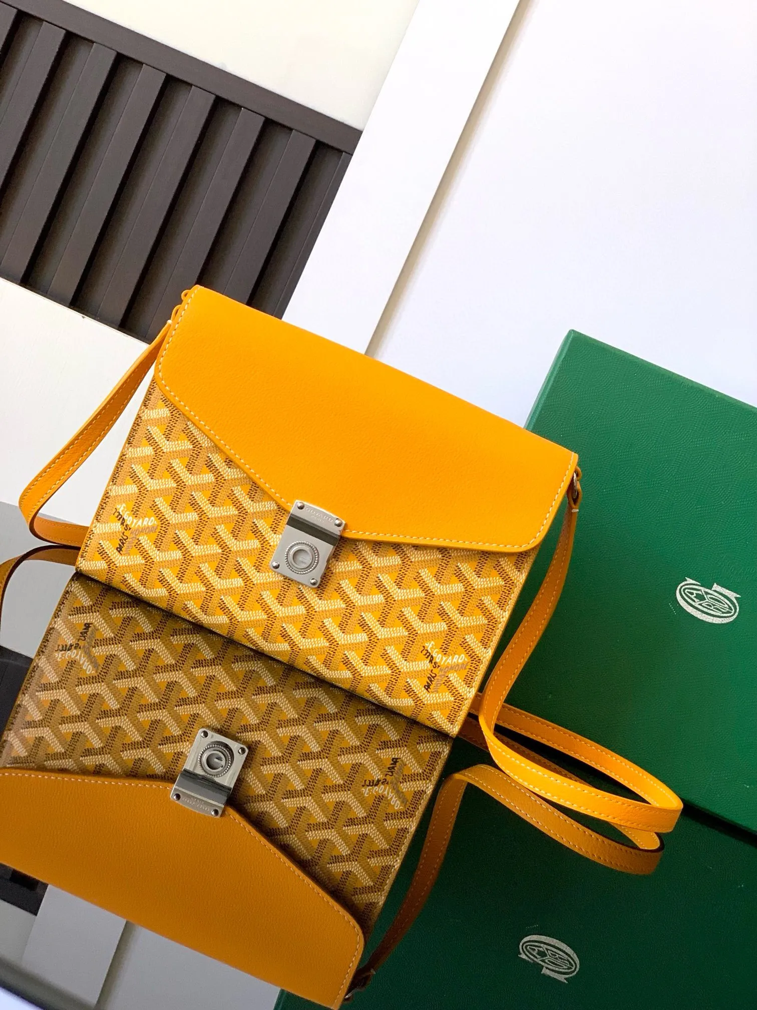 The design of the P1260 Chypre crossbody bag has the characteristics of a wallet and the concept of a handbag, which is both clever and practical. The bag has 6 card slots and a detachable and adjustable leather shoulder strap that can be worn on the shoulder, cross-body or hand-carried.  21 cm x 4 cm x 16 cm 🔎8063-yellow