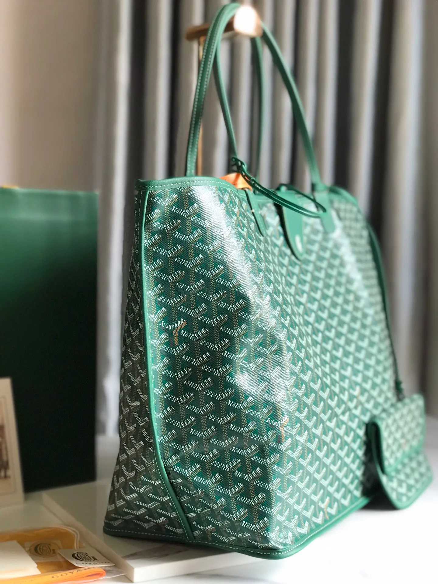 P1500🉐Large size ❤️Reversible Anjou double-sided tote extra large ❤️Made of imported matching top-layer calfskin🐂➕Customized Goyardine rain dew cotton and linen➕matching symmetrical pattern😘 Full of high-end sense, it looks good in any color and is versatile and unisex. Extra large built-in space, delivery coin purse, upgraded delivery bag with sealing clip, classic 11 colors 🎨black, brown, gray, green, dark blue, light blue, orange, red, burgundy, white, yellow, etc. to choose from! Size: Bag mouth 57cm, bottom 39*height 32*bottom width 19cm 🔎020166