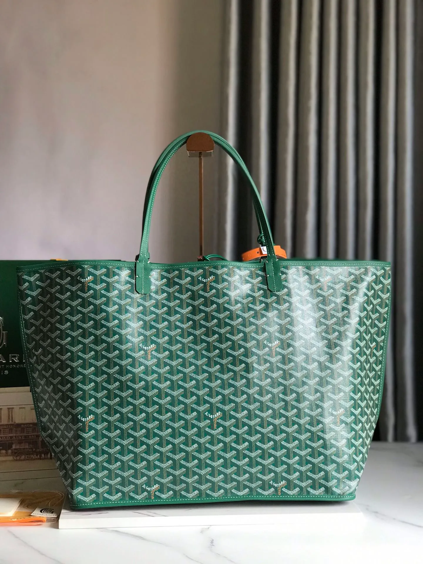 P1500🉐Large size ❤️Reversible Anjou double-sided tote extra large ❤️Made of imported matching top-layer calfskin🐂➕Customized Goyardine rain dew cotton and linen➕matching symmetrical pattern😘 Full of high-end sense, it looks good in any color and is versatile and unisex. Extra large built-in space, delivery coin purse, upgraded delivery bag with sealing clip, classic 11 colors 🎨black, brown, gray, green, dark blue, light blue, orange, red, burgundy, white, yellow, etc. to choose from! Size: Bag mouth 57cm, bottom 39*height 32*bottom width 19cm 🔎020166