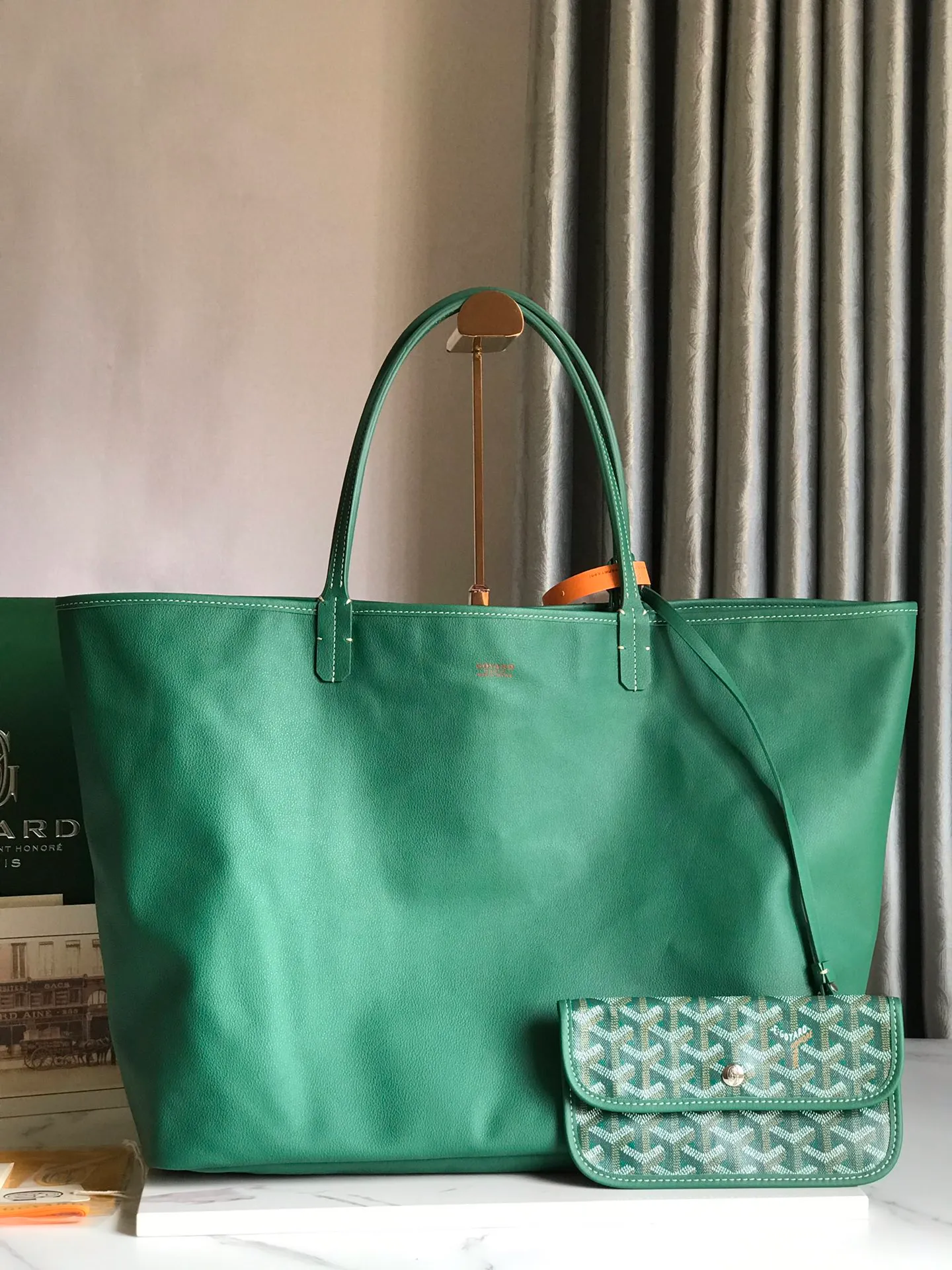 P1500🉐Large size ❤️Reversible Anjou double-sided tote extra large ❤️Made of imported matching top-layer calfskin🐂➕Customized Goyardine rain dew cotton and linen➕matching symmetrical pattern😘 Full of high-end sense, it looks good in any color and is versatile and unisex. Extra large built-in space, delivery coin purse, upgraded delivery bag with sealing clip, classic 11 colors 🎨black, brown, gray, green, dark blue, light blue, orange, red, burgundy, white, yellow, etc. to choose from! Size: Bag mouth 57cm, bottom 39*height 32*bottom width 19cm 🔎020166