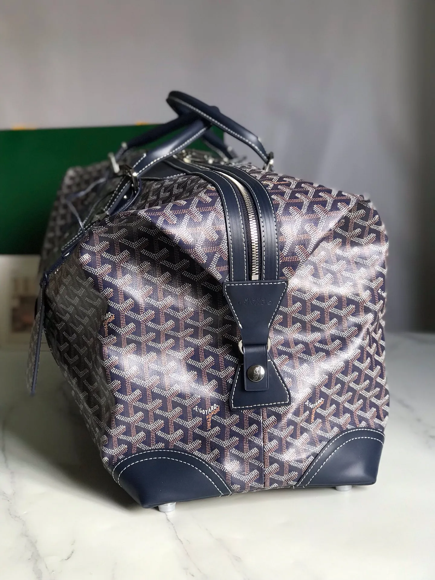1250💝Boeing travel bag (length 55cm) is very suitable for friends who carry many items. It can be used in the cabin or as a luggage bag. The extra large capacity can hold all kinds of winter clothes, shoes, cosmetic bags... The handles made of first-layer cowhide ensure comfort when carrying, and the length is adjustable. Opening the side wings on both sides of the opening can increase the capacity. (Delivery tag) Size: 55cm x 32cm x 22cm 🔎020156