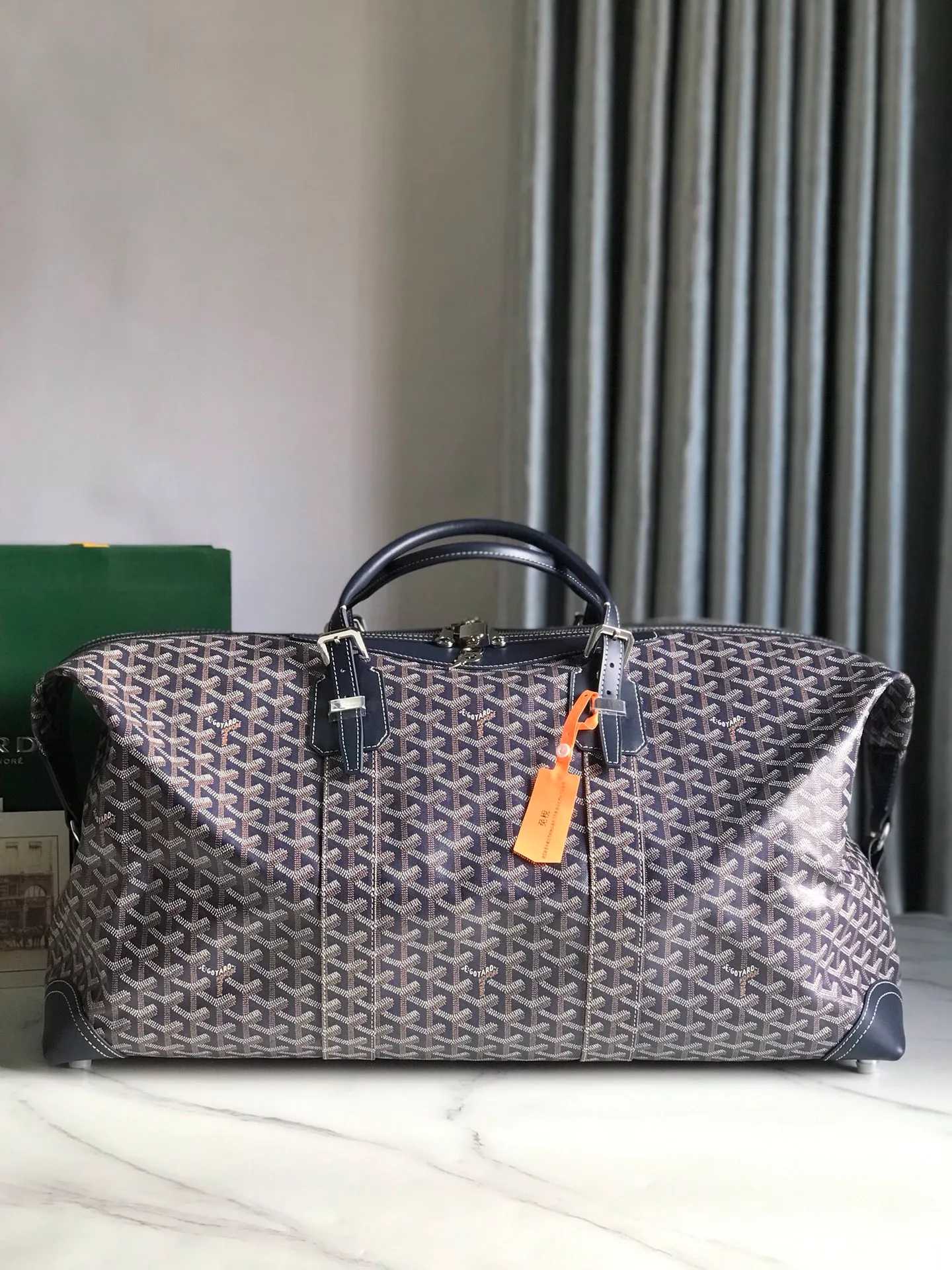 1250💝Boeing travel bag (length 55cm) is very suitable for friends who carry many items. It can be used in the cabin or as a luggage bag. The extra large capacity can hold all kinds of winter clothes, shoes, cosmetic bags... The handles made of first-layer cowhide ensure comfort when carrying, and the length is adjustable. Opening the side wings on both sides of the opening can increase the capacity. (Delivery tag) Size: 55cm x 32cm x 22cm 🔎020156
