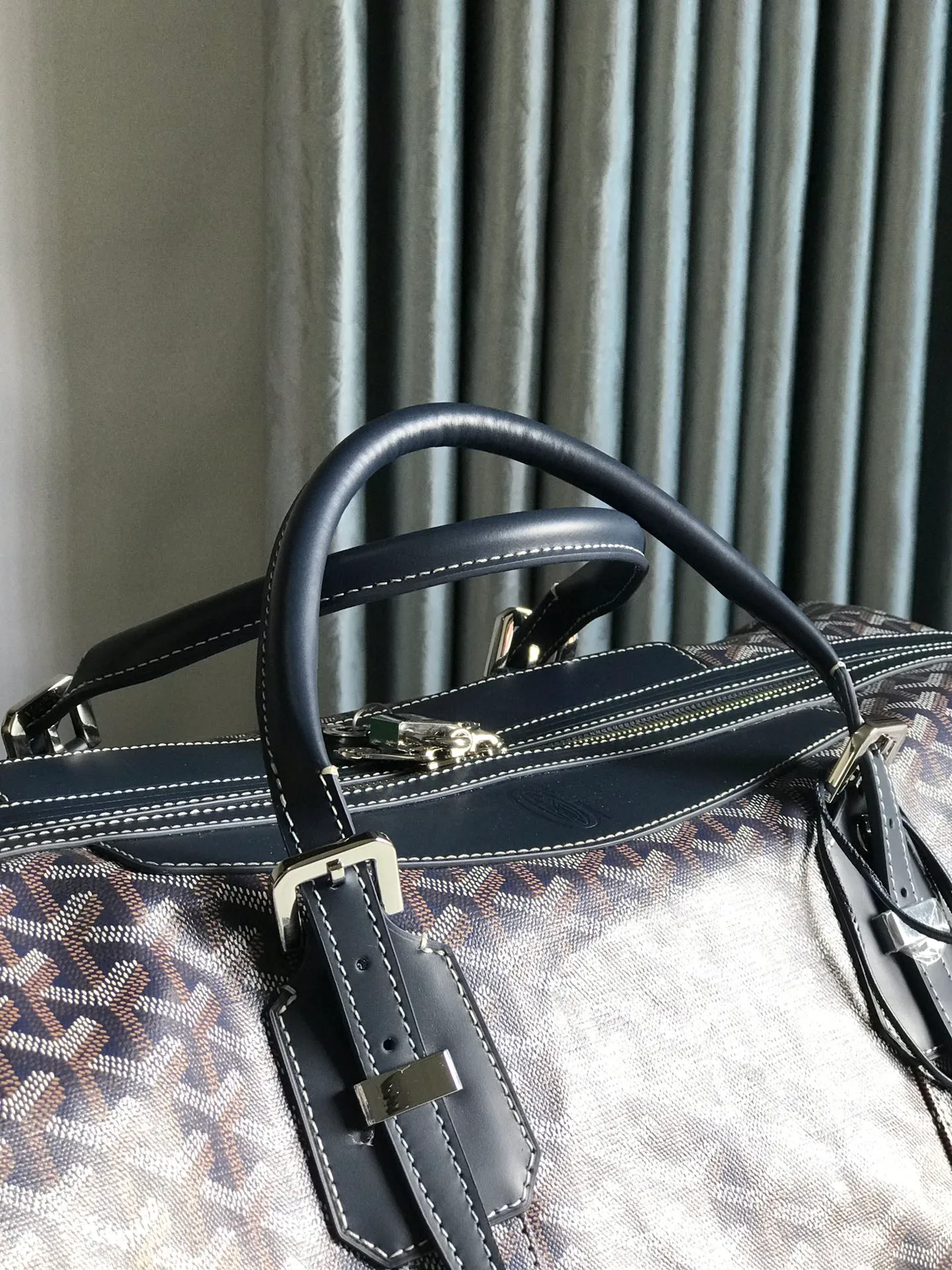 1250💝Boeing travel bag (length 55cm) is very suitable for friends who carry many items. It can be used in the cabin or as a luggage bag. The extra large capacity can hold all kinds of winter clothes, shoes, cosmetic bags... The handles made of first-layer cowhide ensure comfort when carrying, and the length is adjustable. Opening the side wings on both sides of the opening can increase the capacity. (Delivery tag) Size: 55cm x 32cm x 22cm 🔎020156
