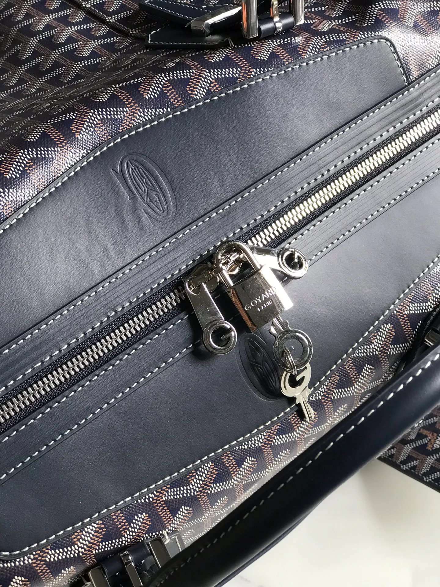 1250💝Boeing travel bag (length 55cm) is very suitable for friends who carry many items. It can be used in the cabin or as a luggage bag. The extra large capacity can hold all kinds of winter clothes, shoes, cosmetic bags... The handles made of first-layer cowhide ensure comfort when carrying, and the length is adjustable. Opening the side wings on both sides of the opening can increase the capacity. (Delivery tag) Size: 55cm x 32cm x 22cm 🔎020156