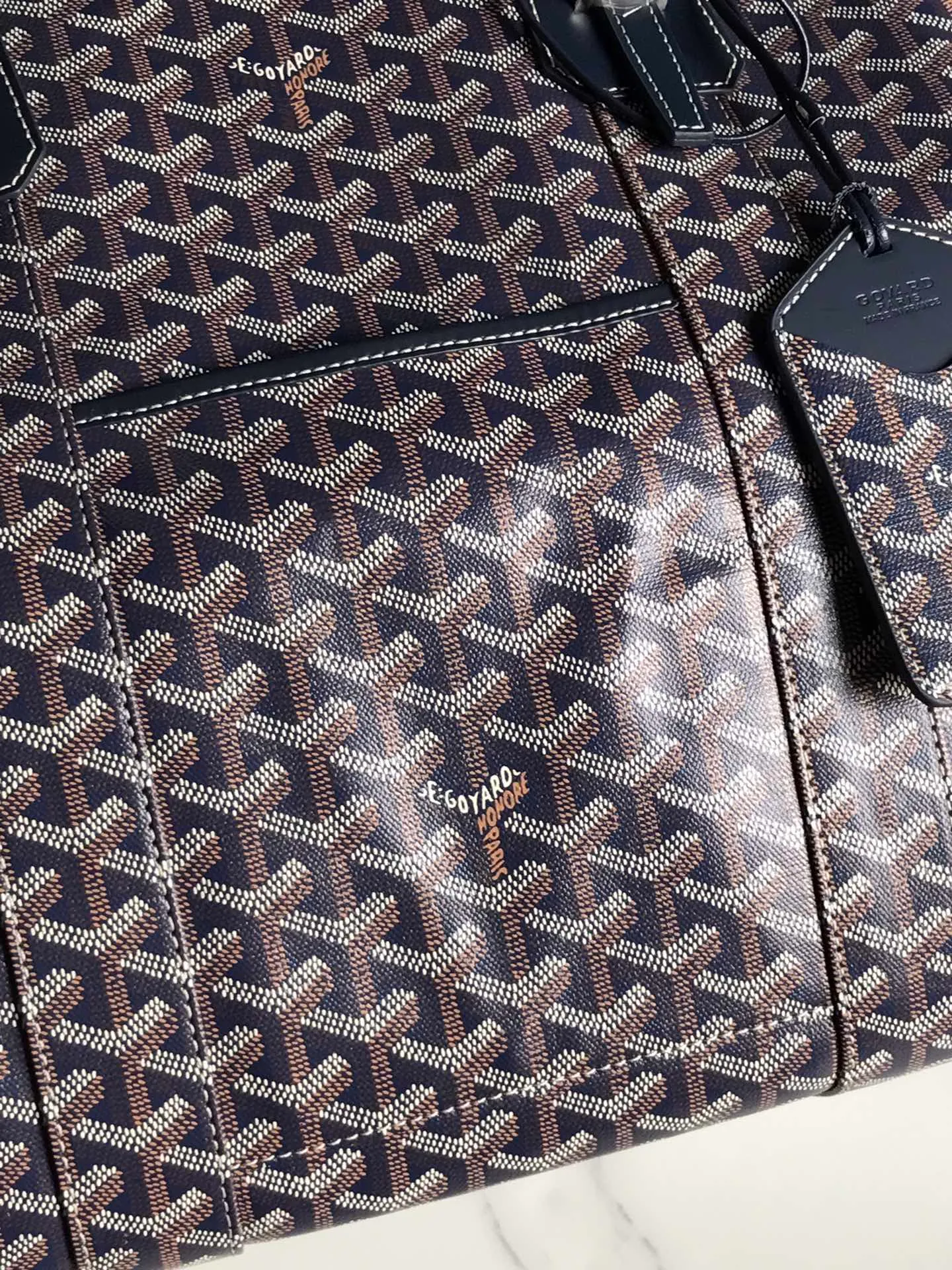 1250💝Boeing travel bag (length 55cm) is very suitable for friends who carry many items. It can be used in the cabin or as a luggage bag. The extra large capacity can hold all kinds of winter clothes, shoes, cosmetic bags... The handles made of first-layer cowhide ensure comfort when carrying, and the length is adjustable. Opening the side wings on both sides of the opening can increase the capacity. (Delivery tag) Size: 55cm x 32cm x 22cm 🔎020156