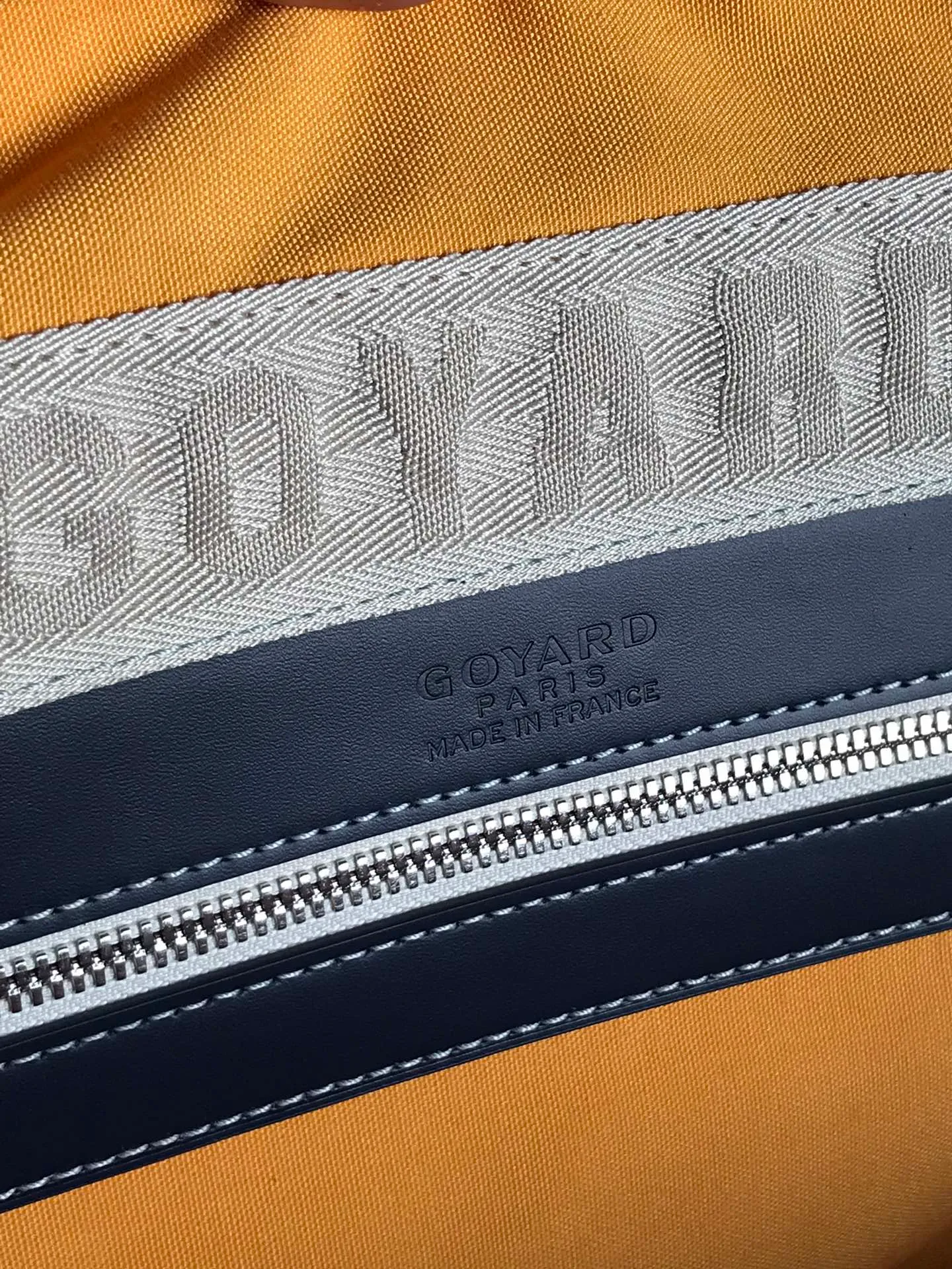 1250💝Boeing travel bag (length 55cm) is very suitable for friends who carry many items. It can be used in the cabin or as a luggage bag. The extra large capacity can hold all kinds of winter clothes, shoes, cosmetic bags... The handles made of first-layer cowhide ensure comfort when carrying, and the length is adjustable. Opening the side wings on both sides of the opening can increase the capacity. (Delivery tag) Size: 55cm x 32cm x 22cm 🔎020156