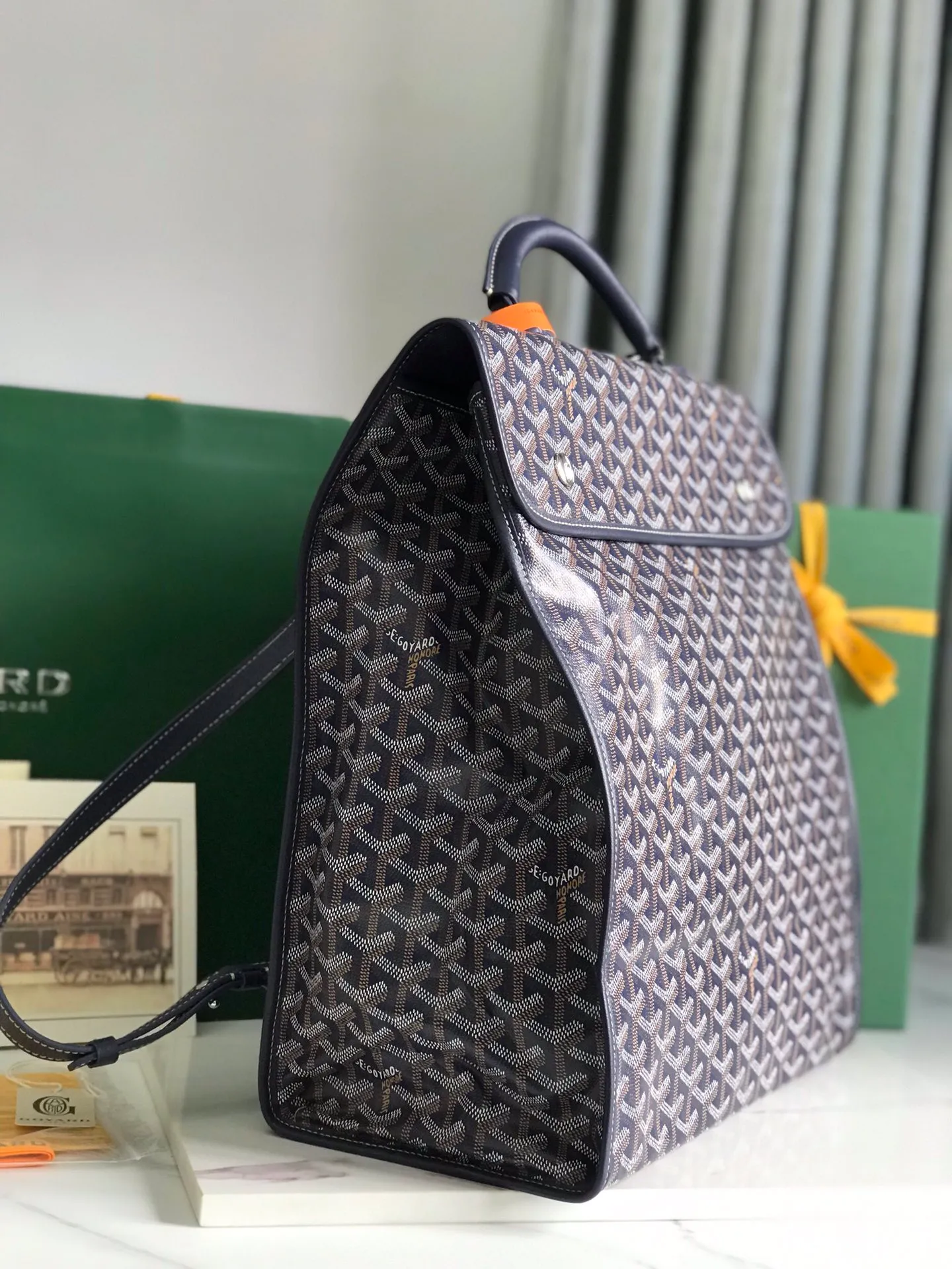 P1440 Goyard Saint Leger Folding Backpack The Saint Leger bag follows Goyard's consistent principles of modular design and functionality. It has a large internal space and is equipped with a detachable and adjustable shoulder strap. It can be cleverly converted into a briefcase or backpack. It is an indispensable and excellent companion for daily travel❤️ Size: 33*35*16cm 🔎: 020191