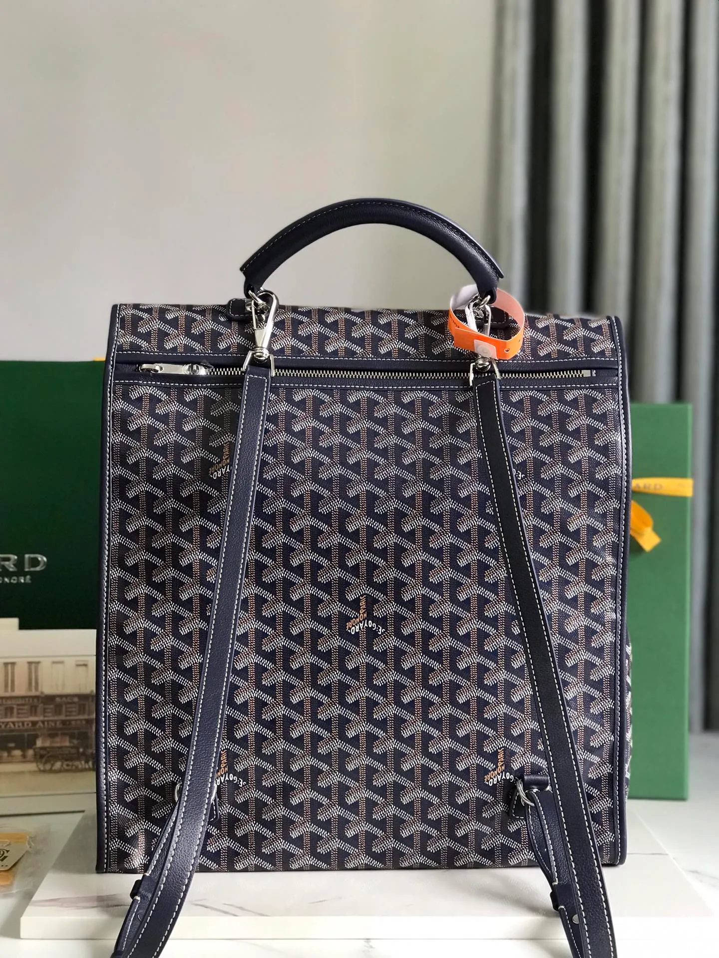 P1440 Goyard Saint Leger Folding Backpack The Saint Leger bag follows Goyard's consistent principles of modular design and functionality. It has a large internal space and is equipped with a detachable and adjustable shoulder strap. It can be cleverly converted into a briefcase or backpack. It is an indispensable and excellent companion for daily travel❤️ Size: 33*35*16cm 🔎: 020191