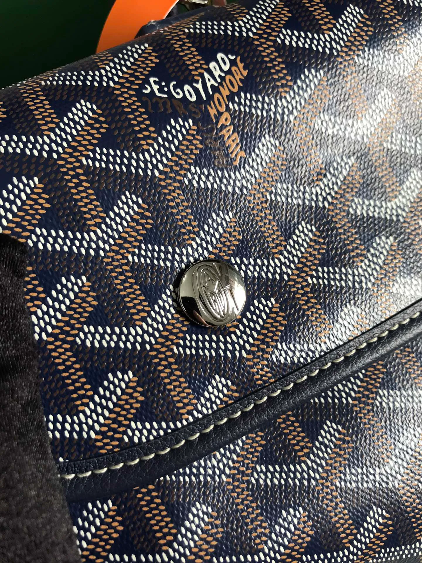 P1440 Goyard Saint Leger Folding Backpack The Saint Leger bag follows Goyard's consistent principles of modular design and functionality. It has a large internal space and is equipped with a detachable and adjustable shoulder strap. It can be cleverly converted into a briefcase or backpack. It is an indispensable and excellent companion for daily travel❤️ Size: 33*35*16cm 🔎: 020191