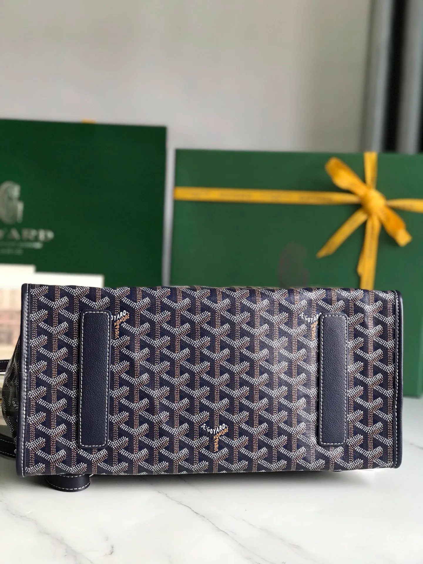 P1440 Goyard Saint Leger Folding Backpack The Saint Leger bag follows Goyard's consistent principles of modular design and functionality. It has a large internal space and is equipped with a detachable and adjustable shoulder strap. It can be cleverly converted into a briefcase or backpack. It is an indispensable and excellent companion for daily travel❤️ Size: 33*35*16cm 🔎: 020191