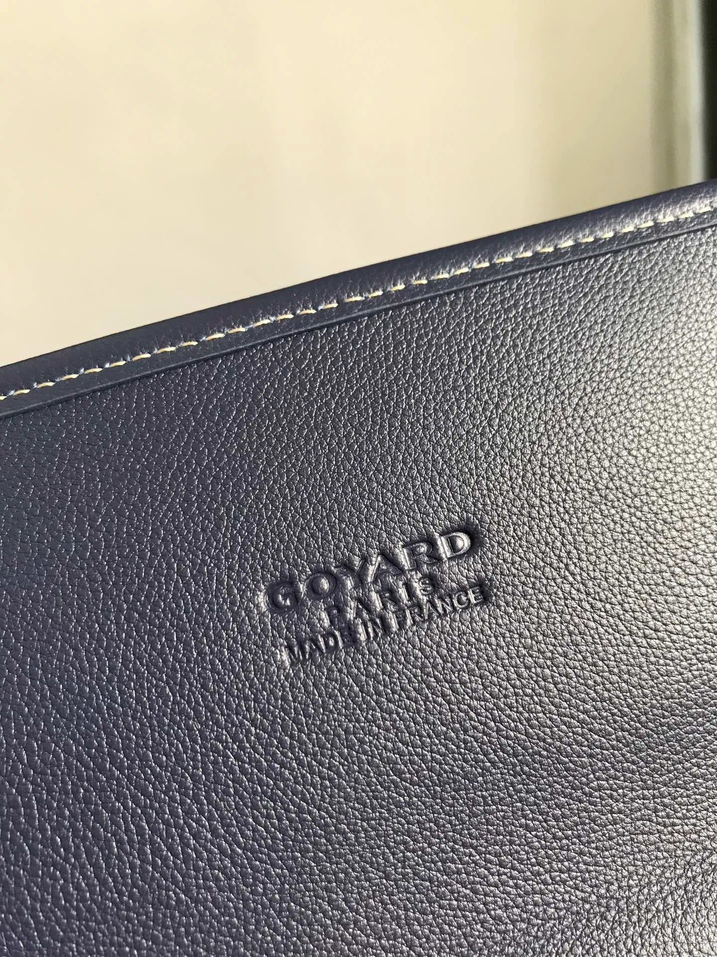 P1440 Goyard Saint Leger Folding Backpack The Saint Leger bag follows Goyard's consistent principles of modular design and functionality. It has a large internal space and is equipped with a detachable and adjustable shoulder strap. It can be cleverly converted into a briefcase or backpack. It is an indispensable and excellent companion for daily travel❤️ Size: 33*35*16cm 🔎: 020191