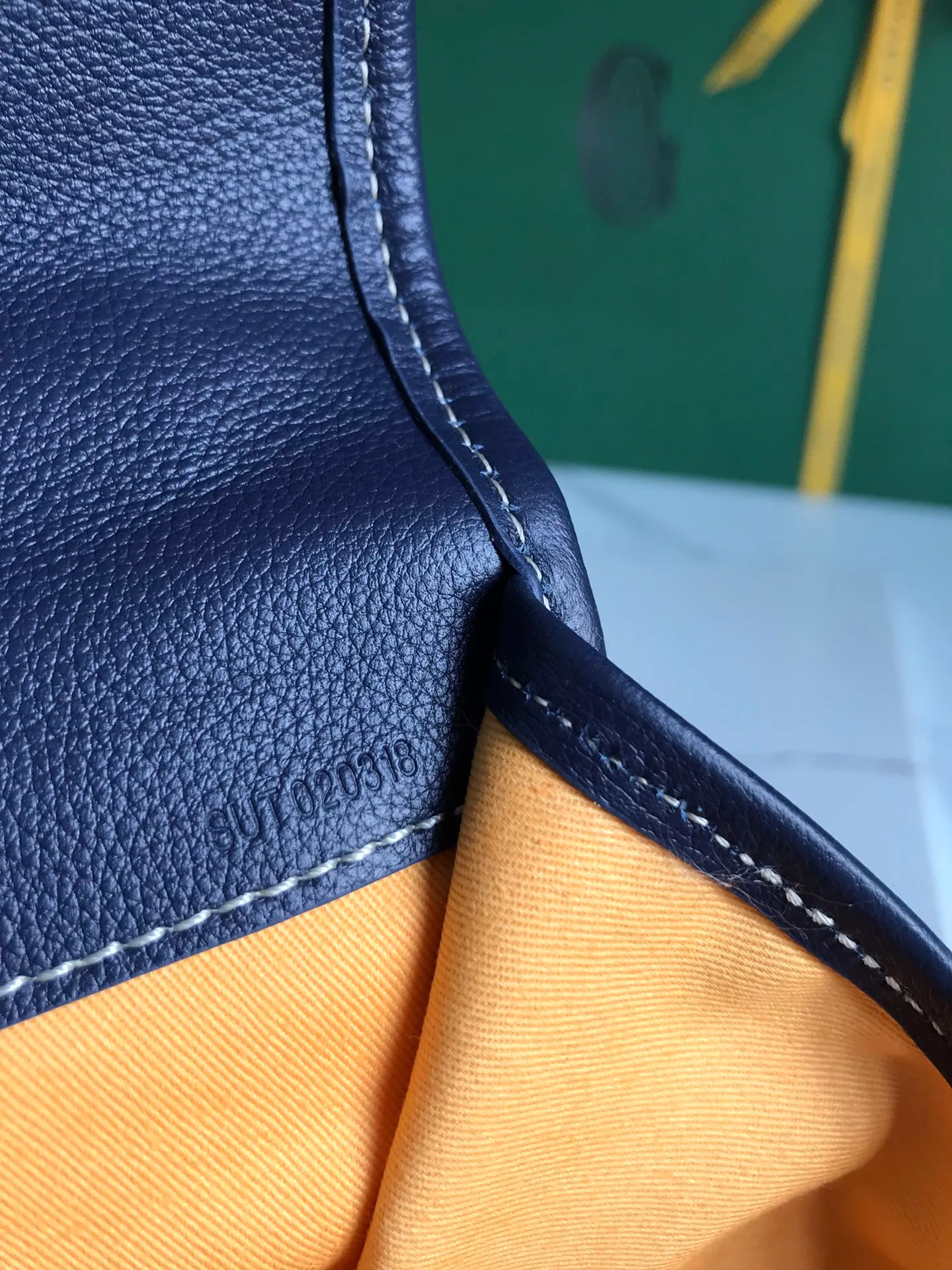 P1440 Goyard Saint Leger Folding Backpack The Saint Leger bag follows Goyard's consistent principles of modular design and functionality. It has a large internal space and is equipped with a detachable and adjustable shoulder strap. It can be cleverly converted into a briefcase or backpack. It is an indispensable and excellent companion for daily travel❤️ Size: 33*35*16cm 🔎: 020191
