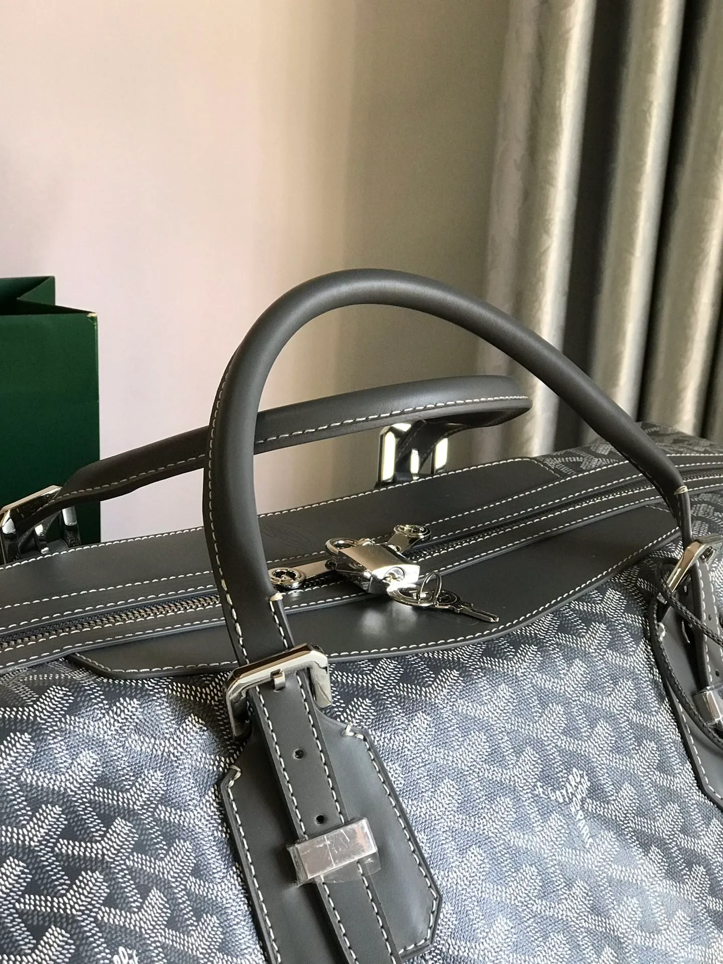 1250💝Boeing travel bag (length 55cm) is very suitable for friends who carry many items. It can be used in the cabin or as a luggage bag. The extra large capacity can hold all kinds of winter clothes, shoes, cosmetic bags... The handles made of first-layer cowhide ensure comfort when carrying, and the length is adjustable. Opening the side wings on both sides of the opening can increase the capacity. (Delivery tag) Size: 55cm x 32cm x 22cm 🔎020156