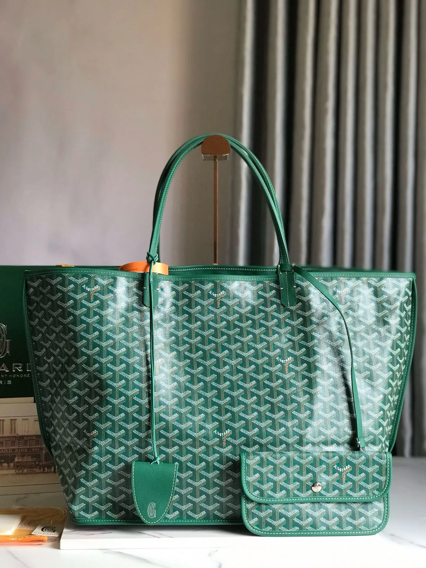P1500🉐Large size ❤️Reversible Anjou double-sided tote extra large ❤️Made of imported matching top-layer calfskin🐂➕Customized Goyardine rain dew cotton and linen➕matching symmetrical pattern😘 Full of high-end sense, it looks good in any color and is versatile and unisex. Extra large built-in space, delivery coin purse, upgraded delivery bag with sealing clip, classic 11 colors 🎨black, brown, gray, green, dark blue, light blue, orange, red, burgundy, white, yellow, etc. to choose from! Size: Bag mouth 57cm, bottom 39*height 32*bottom width 19cm 🔎020166