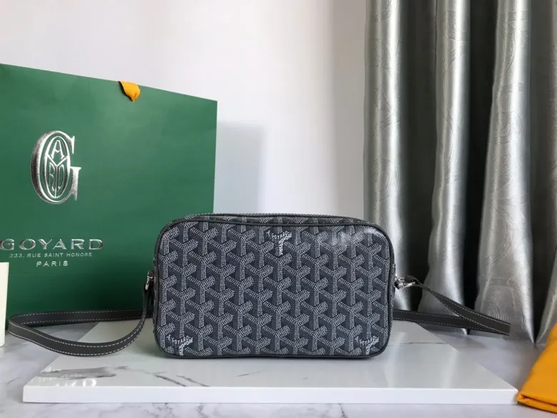 P1100 Light Gray🔎020189 Cap-Vert Camera Bag The camera bag is as versatile and versatile as ever, a style that you can’t go wrong with no matter how you match it🤗unisex, with a variety of colors🉑️ to choose from, and the delivery gift box🎁is a good choice for giving as gifts. Size: 22.5*13*7cm
