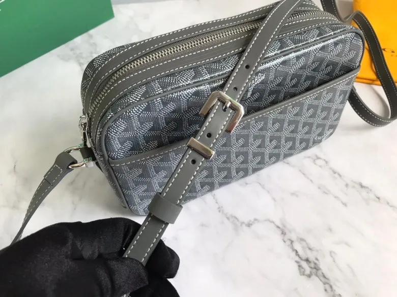 P1100 Light Gray🔎020189 Cap-Vert Camera Bag The camera bag is as versatile and versatile as ever, a style that you can’t go wrong with no matter how you match it🤗unisex, with a variety of colors🉑️ to choose from, and the delivery gift box🎁is a good choice for giving as gifts. Size: 22.5*13*7cm