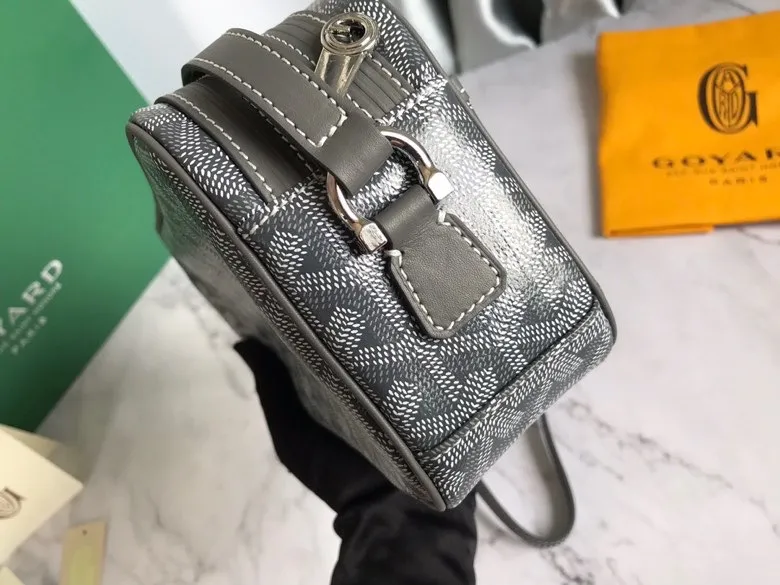 P1100 Light Gray🔎020189 Cap-Vert Camera Bag The camera bag is as versatile and versatile as ever, a style that you can’t go wrong with no matter how you match it🤗unisex, with a variety of colors🉑️ to choose from, and the delivery gift box🎁is a good choice for giving as gifts. Size: 22.5*13*7cm