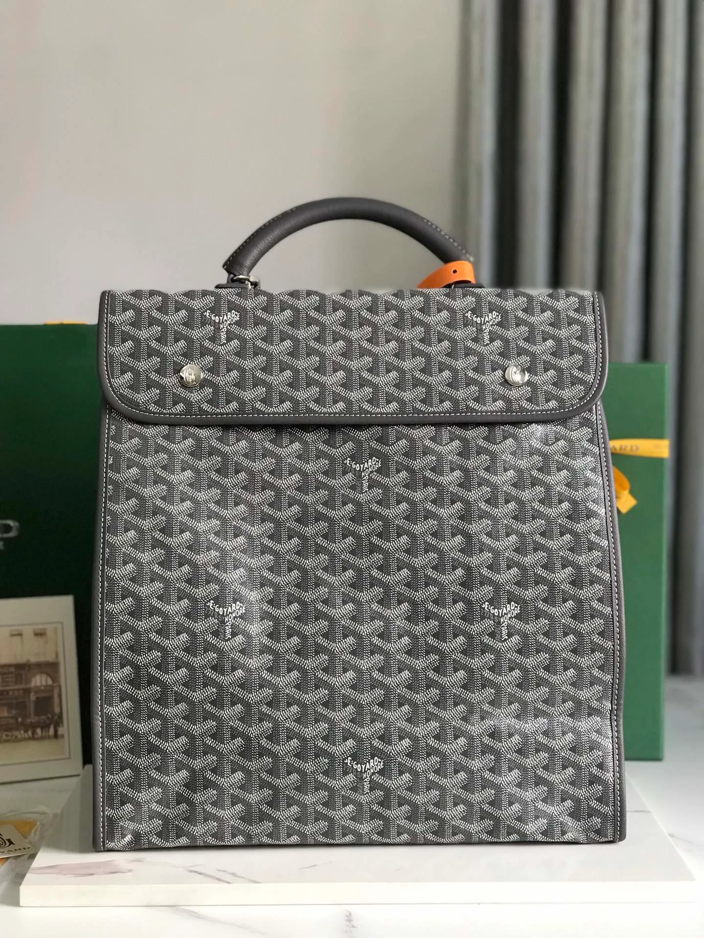 720 Goyard Saint Leger Folding Backpack The Saint Leger bag follows Goyard's consistent principles of modular design and functionality. It has a large internal space and is equipped with a detachable and adjustable shoulder strap. It can be cleverly converted into a briefcase or backpack. It is an indispensable and excellent companion for daily travel❤️ Size: 33*35*16cm 🔎: 020191
