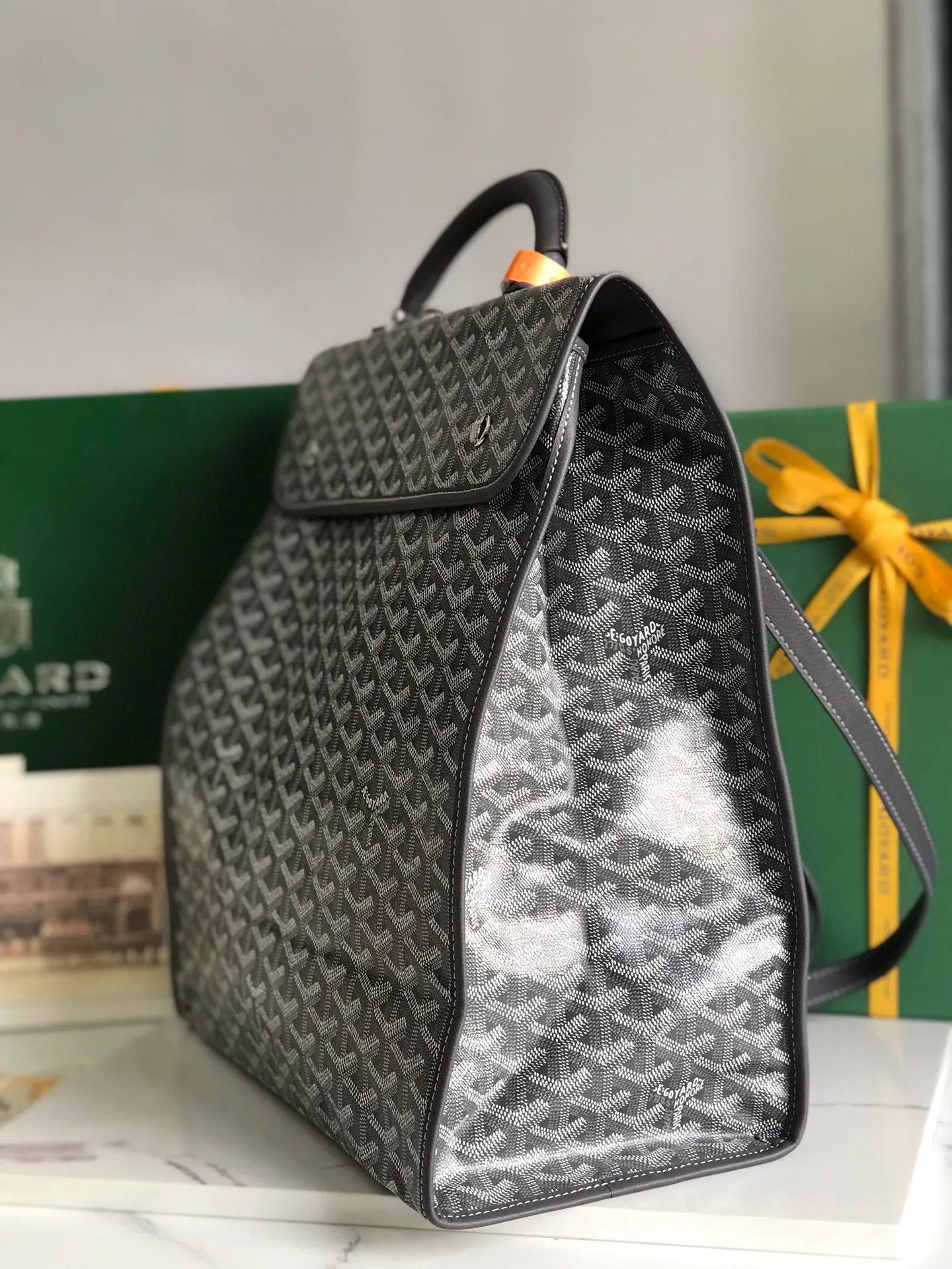 720 Goyard Saint Leger Folding Backpack The Saint Leger bag follows Goyard's consistent principles of modular design and functionality. It has a large internal space and is equipped with a detachable and adjustable shoulder strap. It can be cleverly converted into a briefcase or backpack. It is an indispensable and excellent companion for daily travel❤️ Size: 33*35*16cm 🔎: 020191