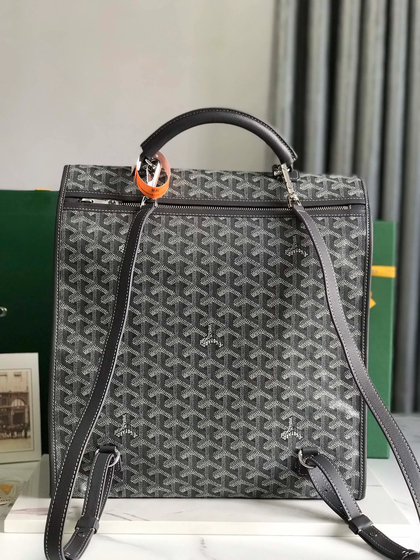 720 Goyard Saint Leger Folding Backpack The Saint Leger bag follows Goyard's consistent principles of modular design and functionality. It has a large internal space and is equipped with a detachable and adjustable shoulder strap. It can be cleverly converted into a briefcase or backpack. It is an indispensable and excellent companion for daily travel❤️ Size: 33*35*16cm 🔎: 020191