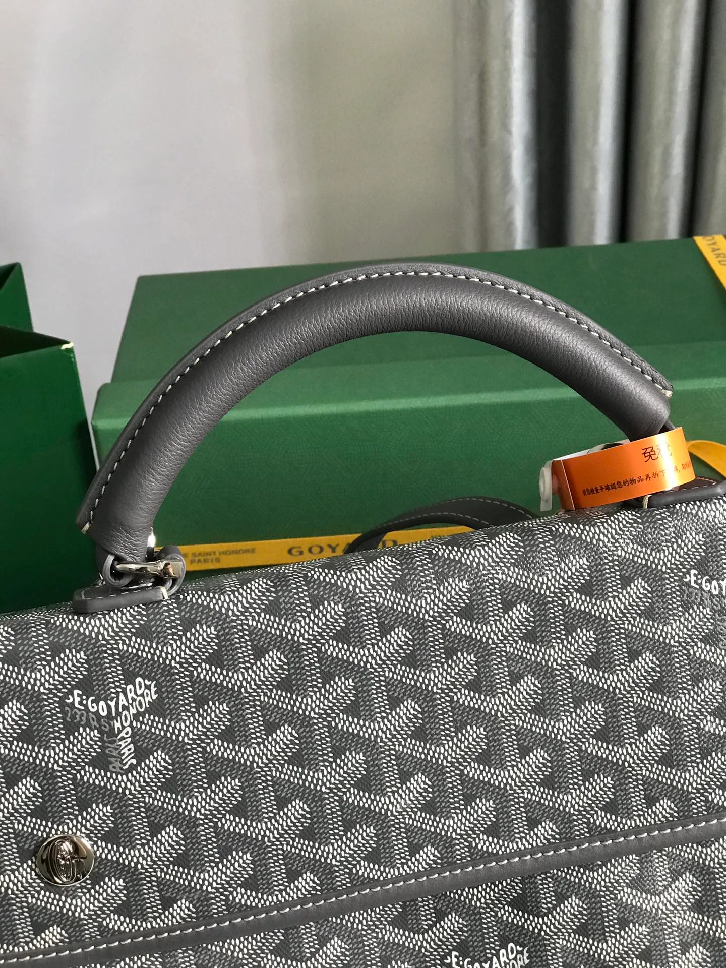 720 Goyard Saint Leger Folding Backpack The Saint Leger bag follows Goyard's consistent principles of modular design and functionality. It has a large internal space and is equipped with a detachable and adjustable shoulder strap. It can be cleverly converted into a briefcase or backpack. It is an indispensable and excellent companion for daily travel❤️ Size: 33*35*16cm 🔎: 020191