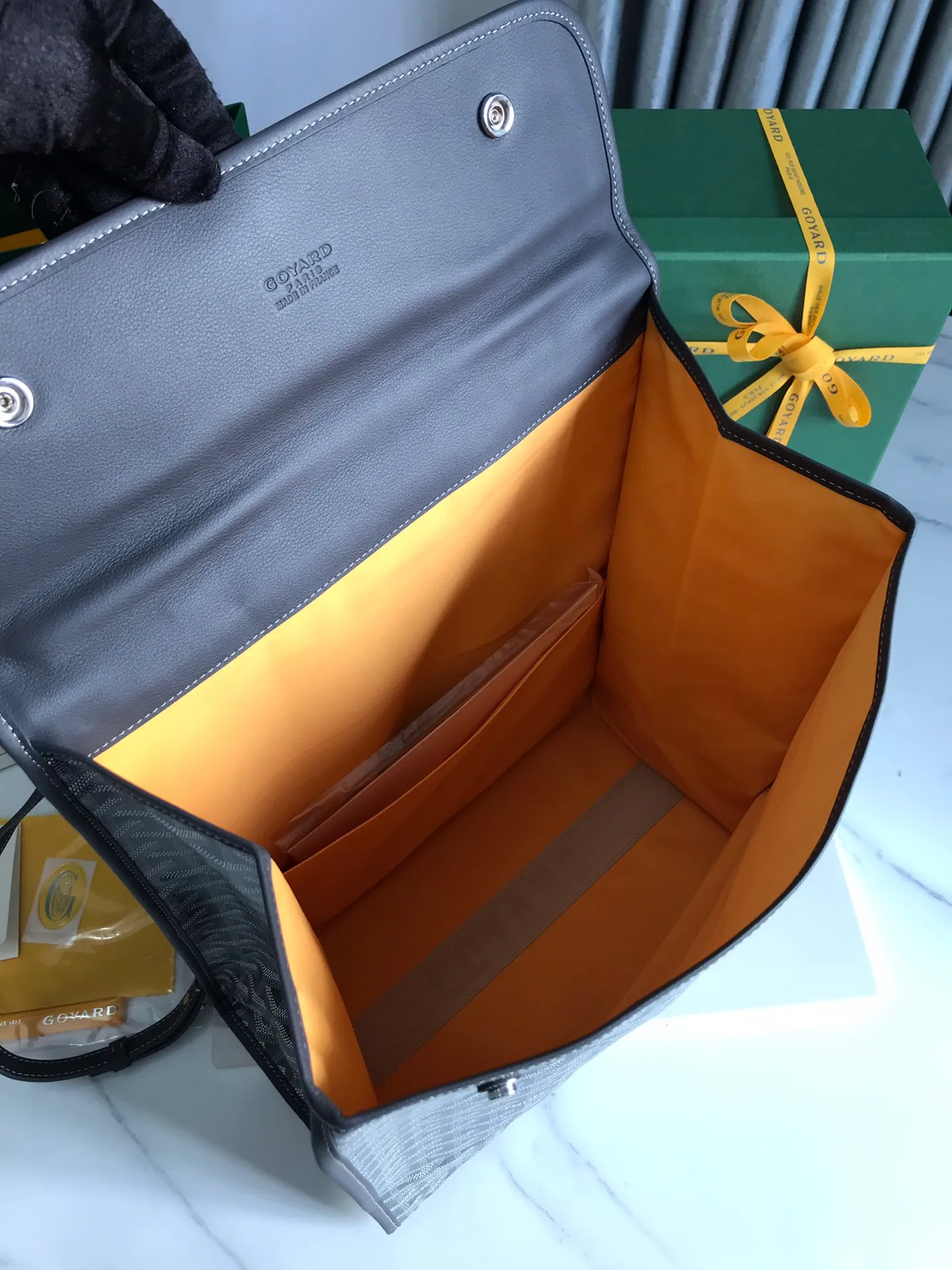 720 Goyard Saint Leger Folding Backpack The Saint Leger bag follows Goyard's consistent principles of modular design and functionality. It has a large internal space and is equipped with a detachable and adjustable shoulder strap. It can be cleverly converted into a briefcase or backpack. It is an indispensable and excellent companion for daily travel❤️ Size: 33*35*16cm 🔎: 020191