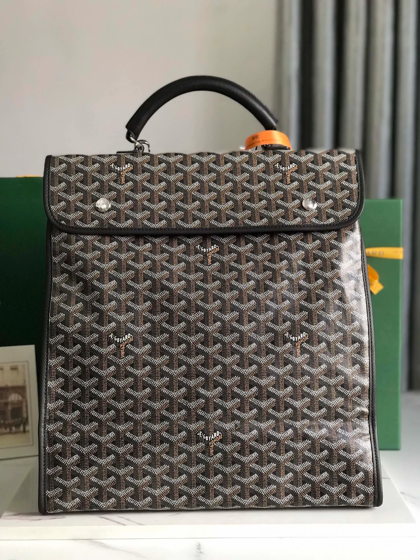 720 ❤️Goyard Saint Leger Folding Backpack The Saint Leger bag follows Goyard's consistent principles of modular design and functionality. It has a large internal space and is equipped with a detachable and adjustable shoulder strap. It can be cleverly converted into a briefcase or backpack. It is an indispensable and excellent companion for daily travel❤️ Size: 33*35*16cm 🔎: 020191