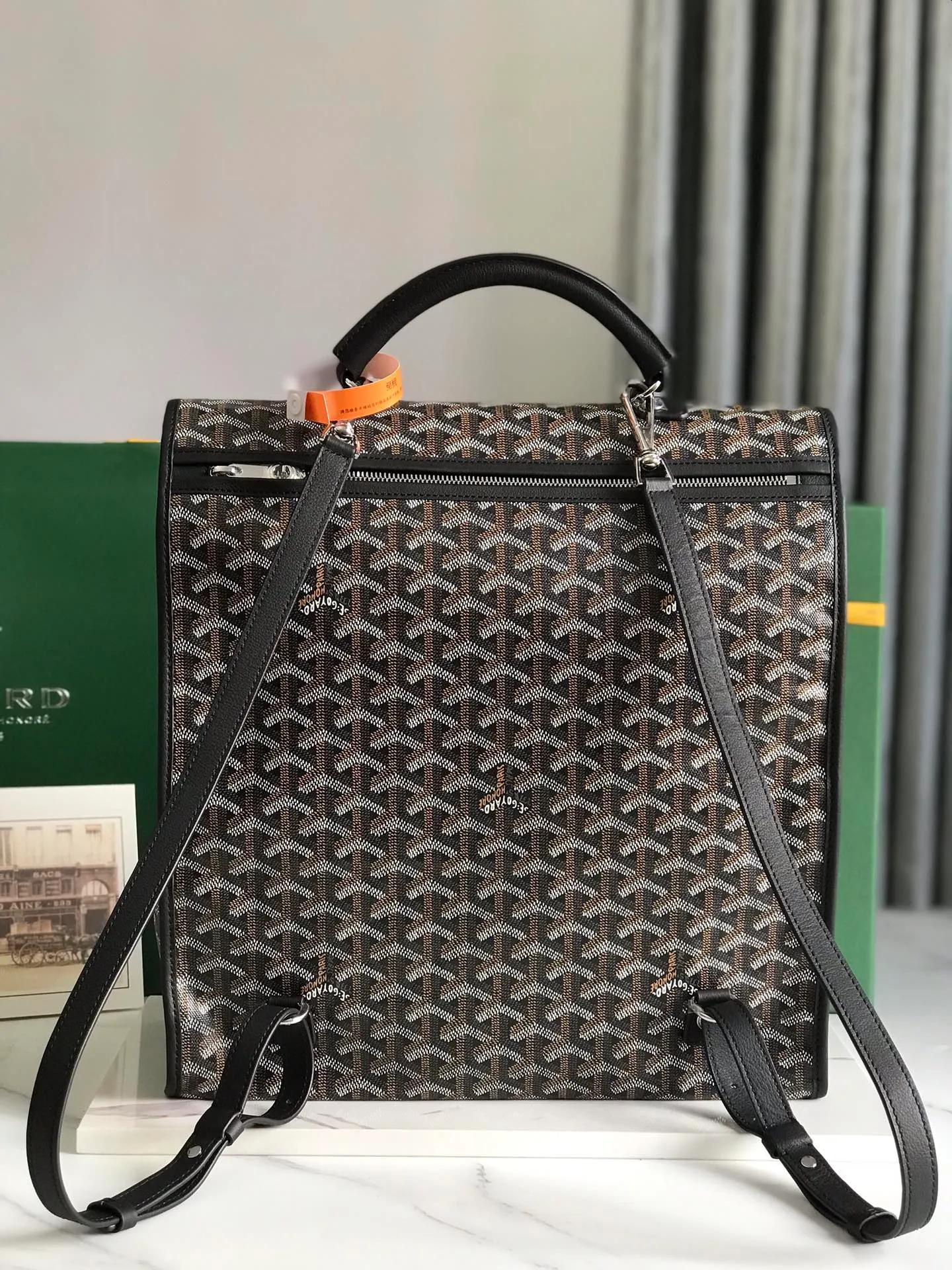 720 ❤️Goyard Saint Leger Folding Backpack The Saint Leger bag follows Goyard's consistent principles of modular design and functionality. It has a large internal space and is equipped with a detachable and adjustable shoulder strap. It can be cleverly converted into a briefcase or backpack. It is an indispensable and excellent companion for daily travel❤️ Size: 33*35*16cm 🔎: 020191