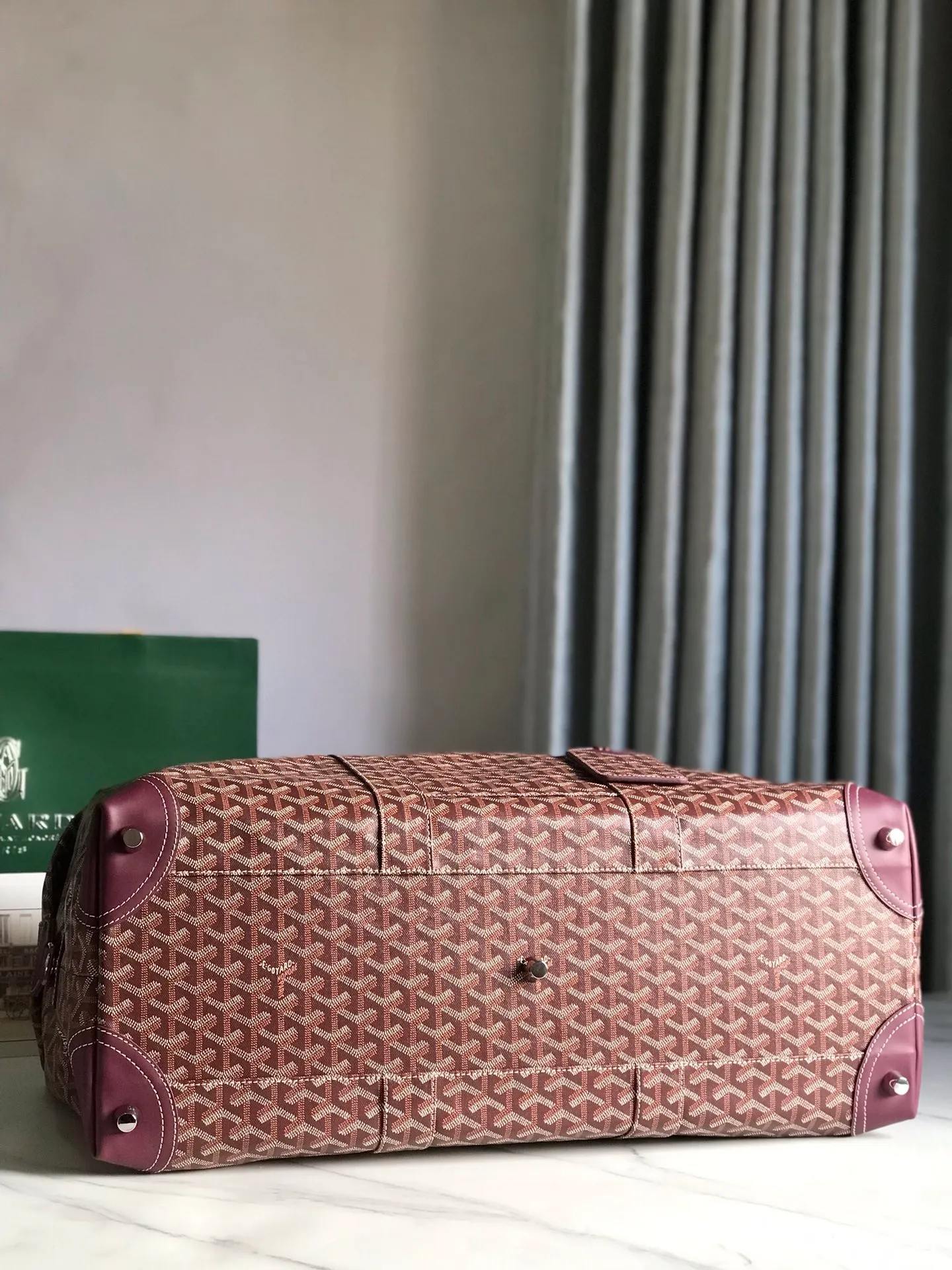 1280💝Boeing travel bag (length 55cm) is ideal for those who carry many items. It can be used in the cabin or as a luggage bag. The extra large capacity can hold all kinds of winter clothes, shoes, cosmetic bags... The handles made of first-layer cowhide ensure comfort when carrying, and the length is adjustable. Opening the side wings on both sides of the opening can increase the capacity. (Delivery tag) Size: 55cm x 32cm x 22cm 🔎020156