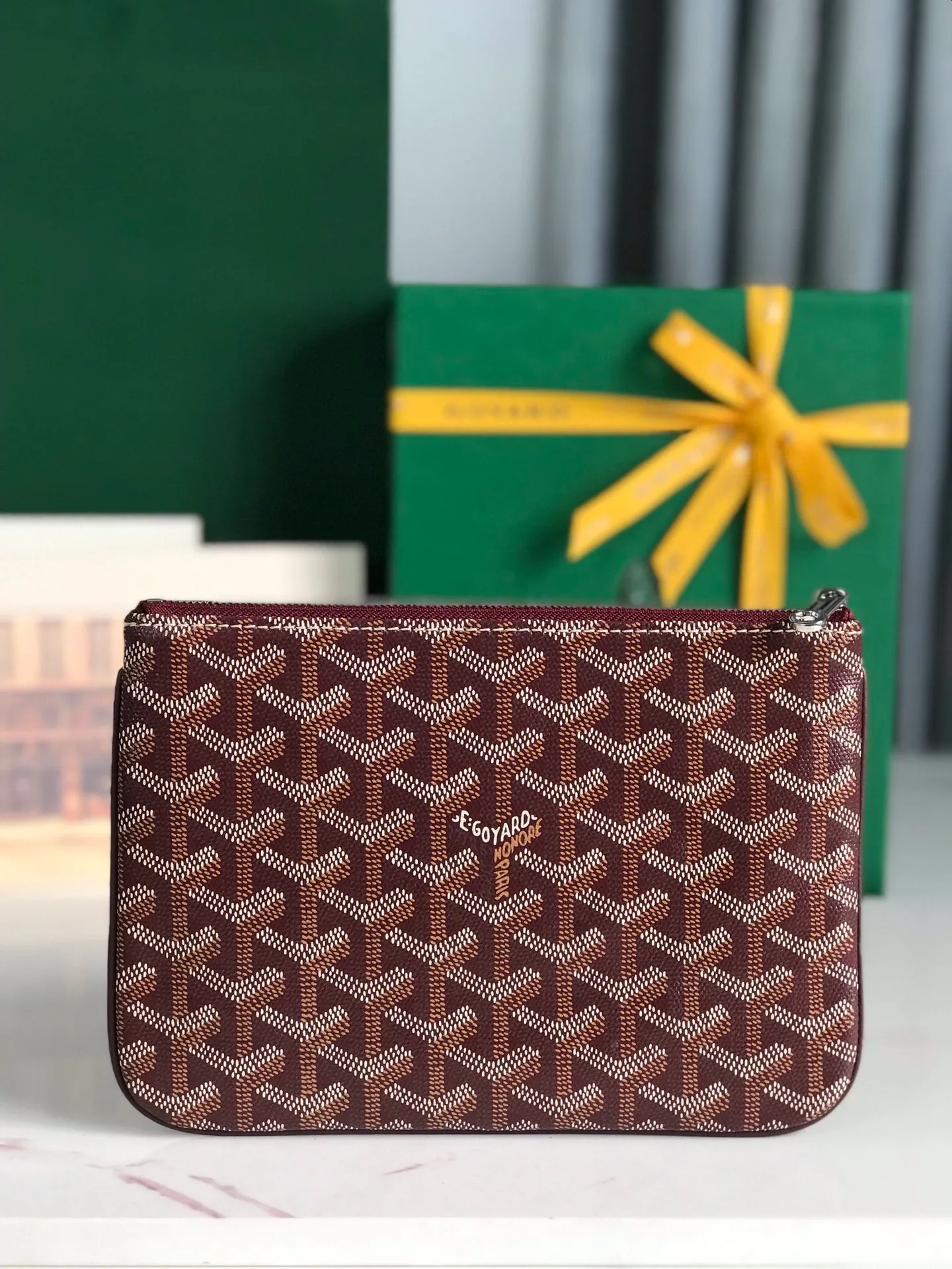 250❤️G0YARD (Goya) was founded in 1853 and has a history of more than 160 years. The fabric is woven with a mixture of linen, cotton and hemp fibers and then coated with smooth gum aldehyde. It is waterproof, strong and durable. It is highly favored by celebrities, royal families and nobles 👏🏻👏🏻 💍💍Vacuum electroplating hardware pull tag, inner mark leather tag car line outer ring pressing 㾗The effect can only be achieved by imported machines, update the latest practice of the counter. Small handbag size: 20*15cm 🔍020166