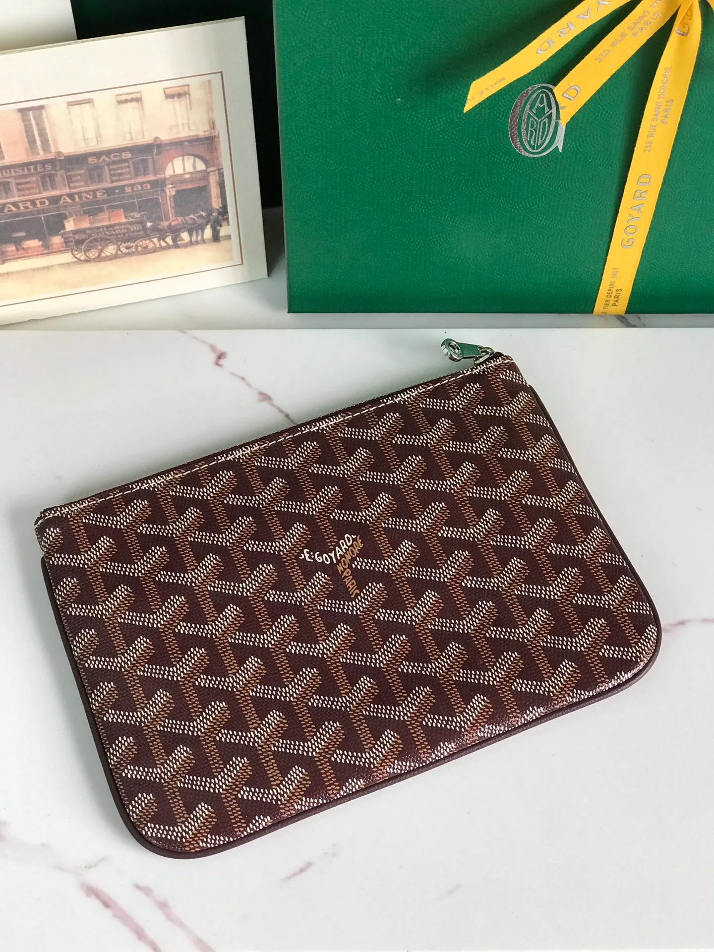 250❤️G0YARD (Goya) was founded in 1853 and has a history of more than 160 years. The fabric is woven with a mixture of linen, cotton and hemp fibers and then coated with smooth gum aldehyde. It is waterproof, strong and durable. It is highly favored by celebrities, royal families and nobles 👏🏻👏🏻 💍💍Vacuum electroplating hardware pull tag, inner mark leather tag car line outer ring pressing 㾗The effect can only be achieved by imported machines, update the latest practice of the counter. Small handbag size: 20*15cm 🔍020166