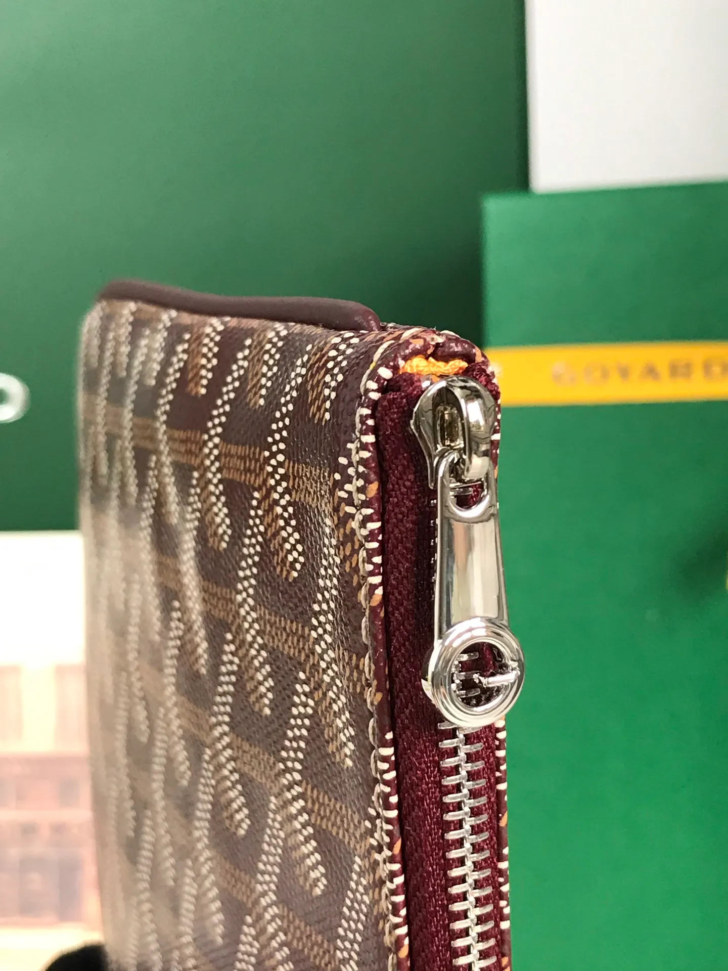 250❤️G0YARD (Goya) was founded in 1853 and has a history of more than 160 years. The fabric is woven with a mixture of linen, cotton and hemp fibers and then coated with smooth gum aldehyde. It is waterproof, strong and durable. It is highly favored by celebrities, royal families and nobles 👏🏻👏🏻 💍💍Vacuum electroplating hardware pull tag, inner mark leather tag car line outer ring pressing 㾗The effect can only be achieved by imported machines, update the latest practice of the counter. Small handbag size: 20*15cm 🔍020166