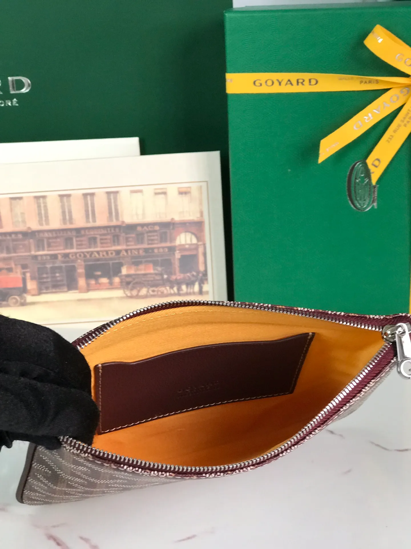 250❤️G0YARD (Goya) was founded in 1853 and has a history of more than 160 years. The fabric is woven with a mixture of linen, cotton and hemp fibers and then coated with smooth gum aldehyde. It is waterproof, strong and durable. It is highly favored by celebrities, royal families and nobles 👏🏻👏🏻 💍💍Vacuum electroplating hardware pull tag, inner mark leather tag car line outer ring pressing 㾗The effect can only be achieved by imported machines, update the latest practice of the counter. Small handbag size: 20*15cm 🔍020166