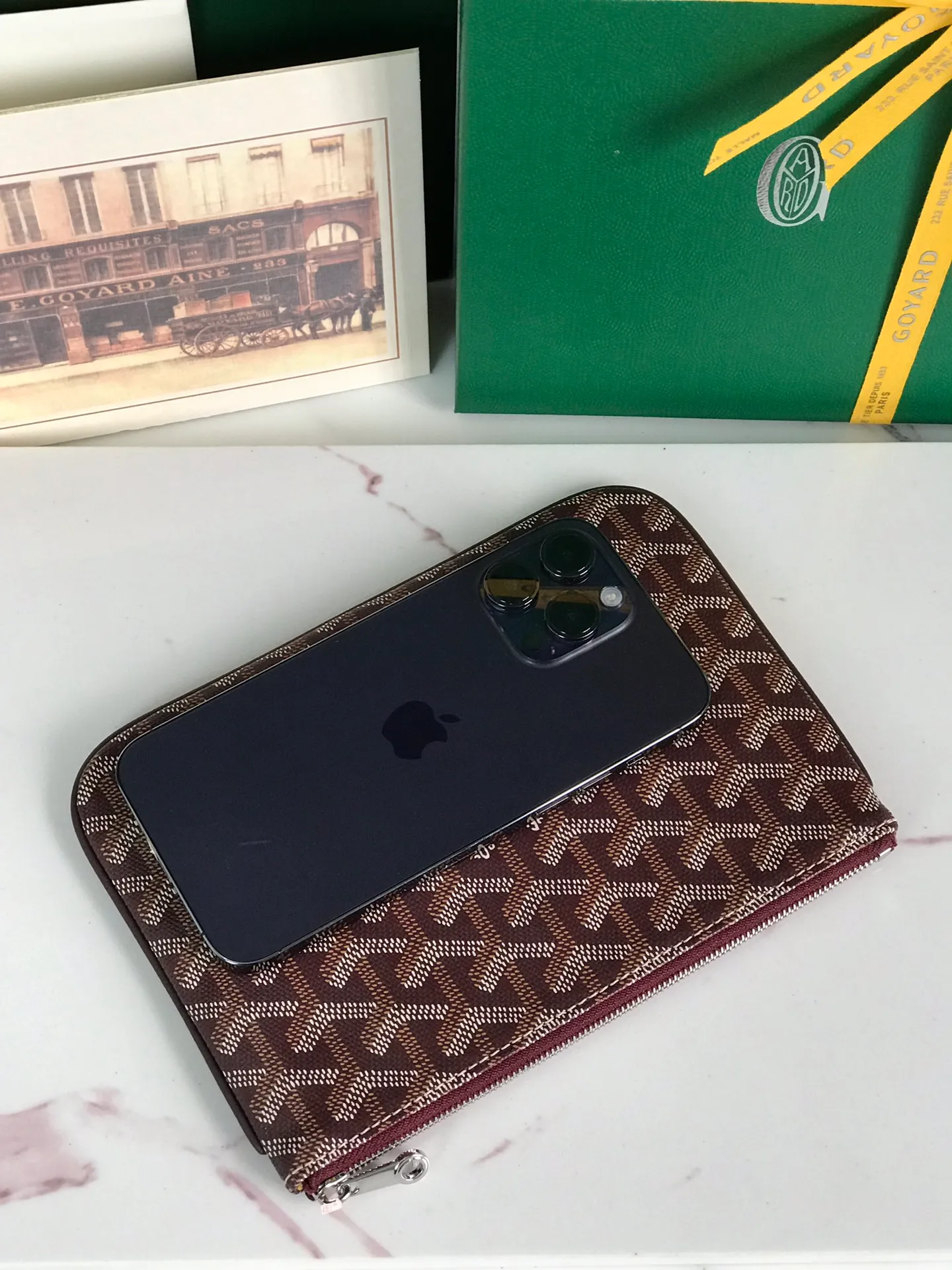 250❤️G0YARD (Goya) was founded in 1853 and has a history of more than 160 years. The fabric is woven with a mixture of linen, cotton and hemp fibers and then coated with smooth gum aldehyde. It is waterproof, strong and durable. It is highly favored by celebrities, royal families and nobles 👏🏻👏🏻 💍💍Vacuum electroplating hardware pull tag, inner mark leather tag car line outer ring pressing 㾗The effect can only be achieved by imported machines, update the latest practice of the counter. Small handbag size: 20*15cm 🔍020166