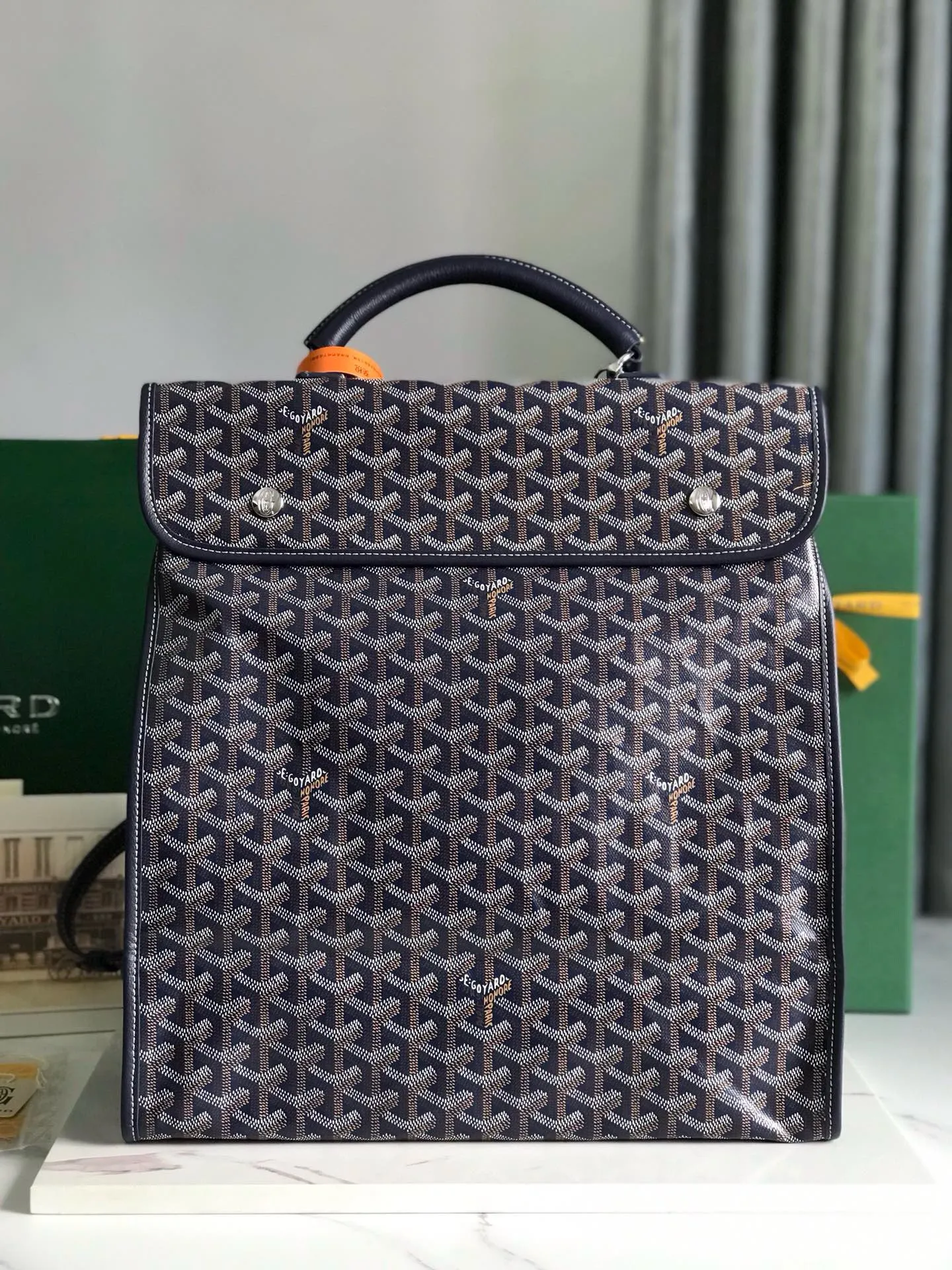 P1440 Goyard Saint Leger Folding Backpack The Saint Leger bag follows Goyard's consistent principles of modular design and functionality. It has a large internal space and is equipped with a detachable and adjustable shoulder strap. It can be cleverly converted into a briefcase or backpack. It is an indispensable and excellent companion for daily travel❤️ Size: 33*35*16cm 🔎: 020191