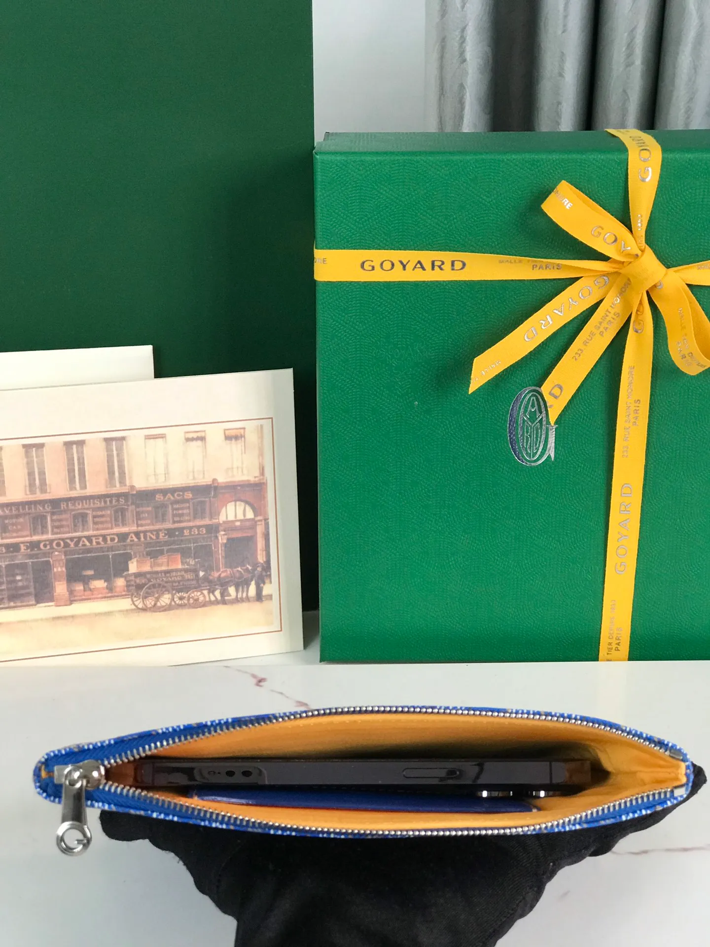 250❤️G0YARD (Goya) was founded in 1853 and has a history of more than 160 years. The fabric is woven with a mixture of linen, cotton and hemp fibers and then coated with smooth gum aldehyde. It is waterproof, strong and durable. It is highly favored by celebrities, royal families and nobles 👏🏻👏🏻 💍💍Vacuum electroplating hardware pull tag, inner mark leather tag car line outer ring pressing 㾗The effect can only be achieved by imported machines, update the latest practice of the counter. Small handbag size: 20*15cm 🔍020166