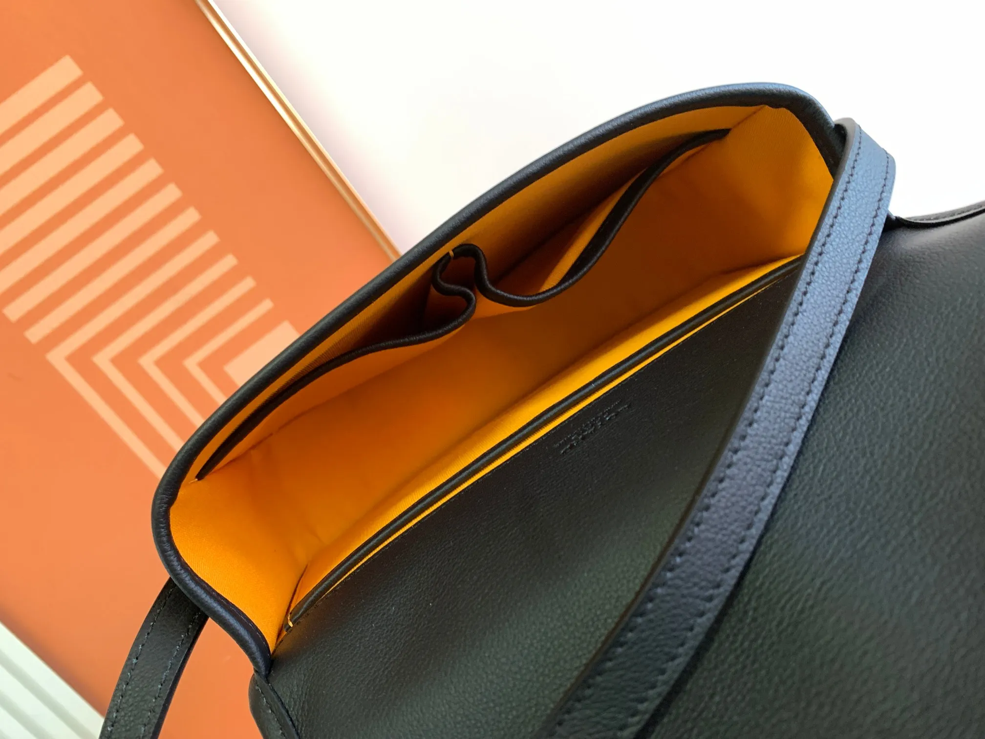 P1300🉐With packaging, the BELVÉDÉRE small bag is equipped with a smart shoulder strap and a secure closure system, suitable for various occasions, simple and elegant, lightweight and practical. Features multiple exterior and interior pockets to easily separate your belongings. Material: GOYARDINE canvas & DECIZE calf leather, detachable and adjustable shoulder strap, search code: 8016 pebbled pattern SIZE: size, weight: 16X7X22 (CM)
