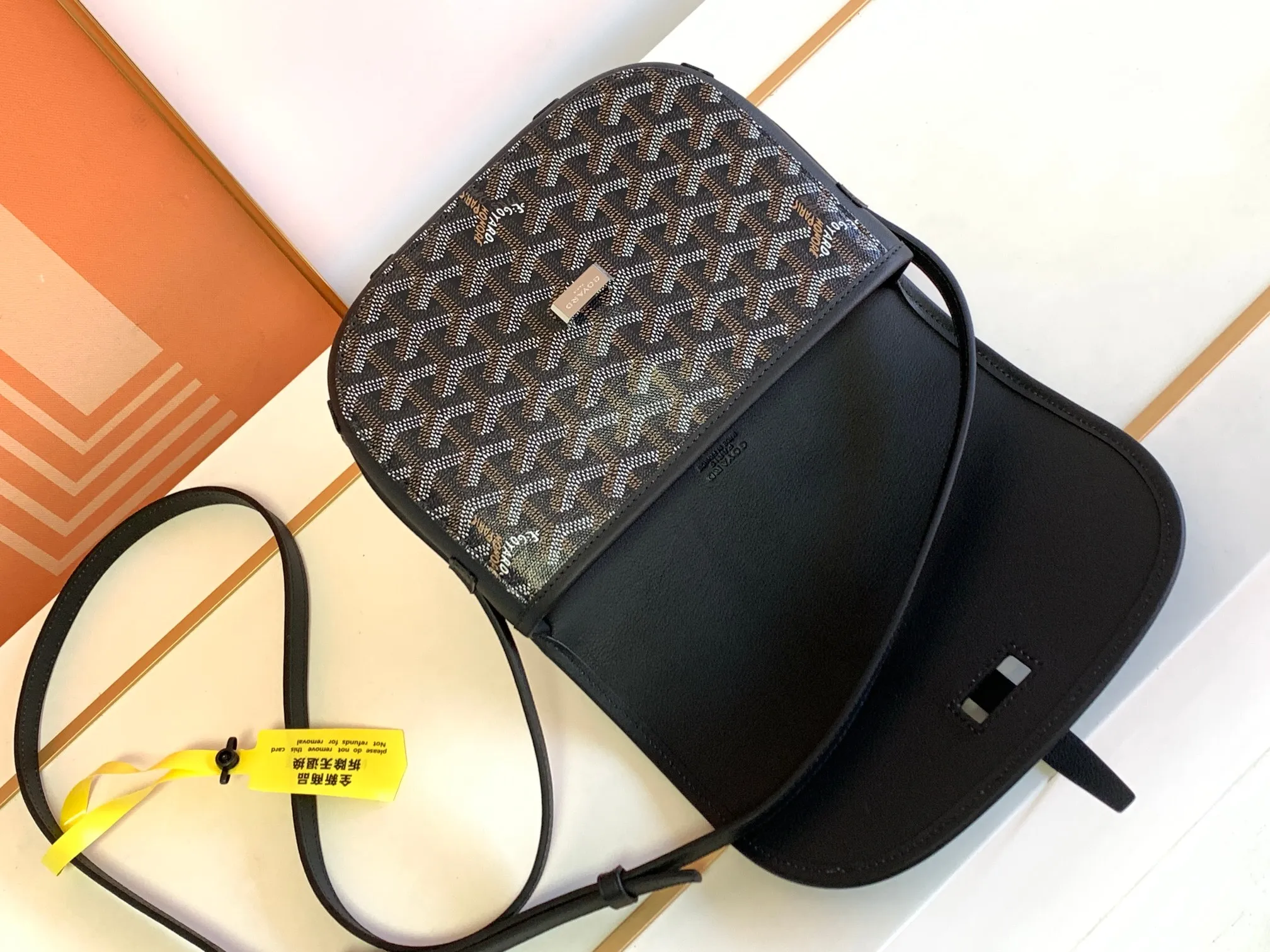P1300🉐With packaging, the BELVÉDÉRE small bag is equipped with a smart shoulder strap and a secure closure system, suitable for various occasions, simple and elegant, lightweight and practical. Features multiple exterior and interior pockets to easily separate your belongings. Material: GOYARDINE canvas & DECIZE calf leather, detachable and adjustable shoulder strap, search code: 8016 pebbled pattern SIZE: size, weight: 16X7X22 (CM)