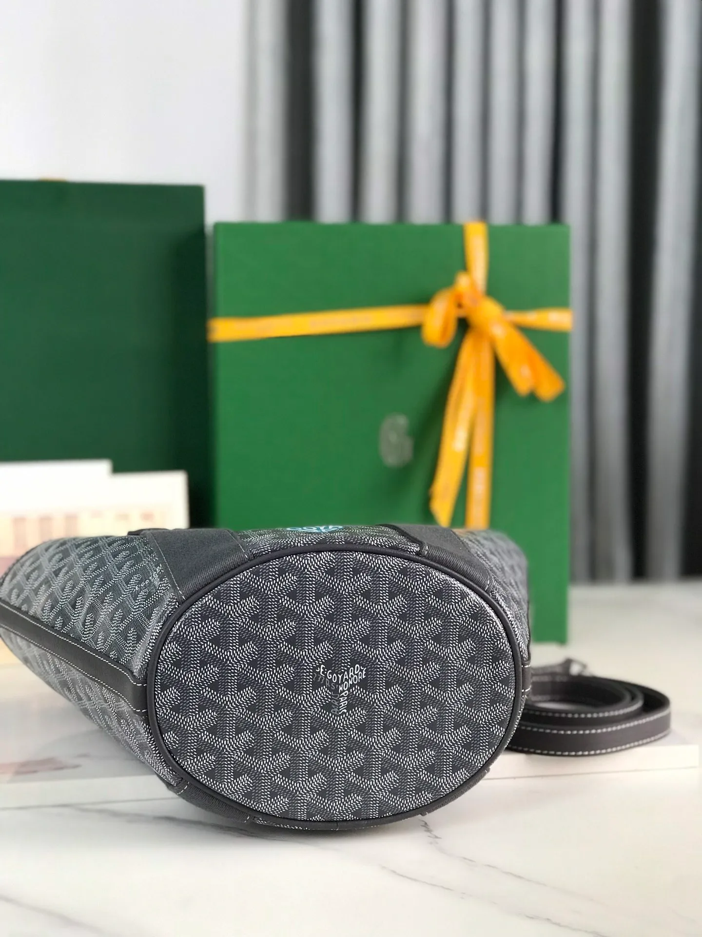 The 660💝BELHARRA small bag is the perfect companion for vacations in the sun. Its iconic bucket shape and large opening design make it easy to put in daily necessities. Whether on the beach or on the city road, this special edition bag can be easily carried by hand or carried on the shoulder. The calfskin leather shoulder strap is detachable. 11 classic colors are combined with two different hearts. The small love style makes the bag more unique and playful. The ribbon love style makes the bag more novel, soft and smart. Size: 18*14 (bottom width) *24 (height) 🔎120230