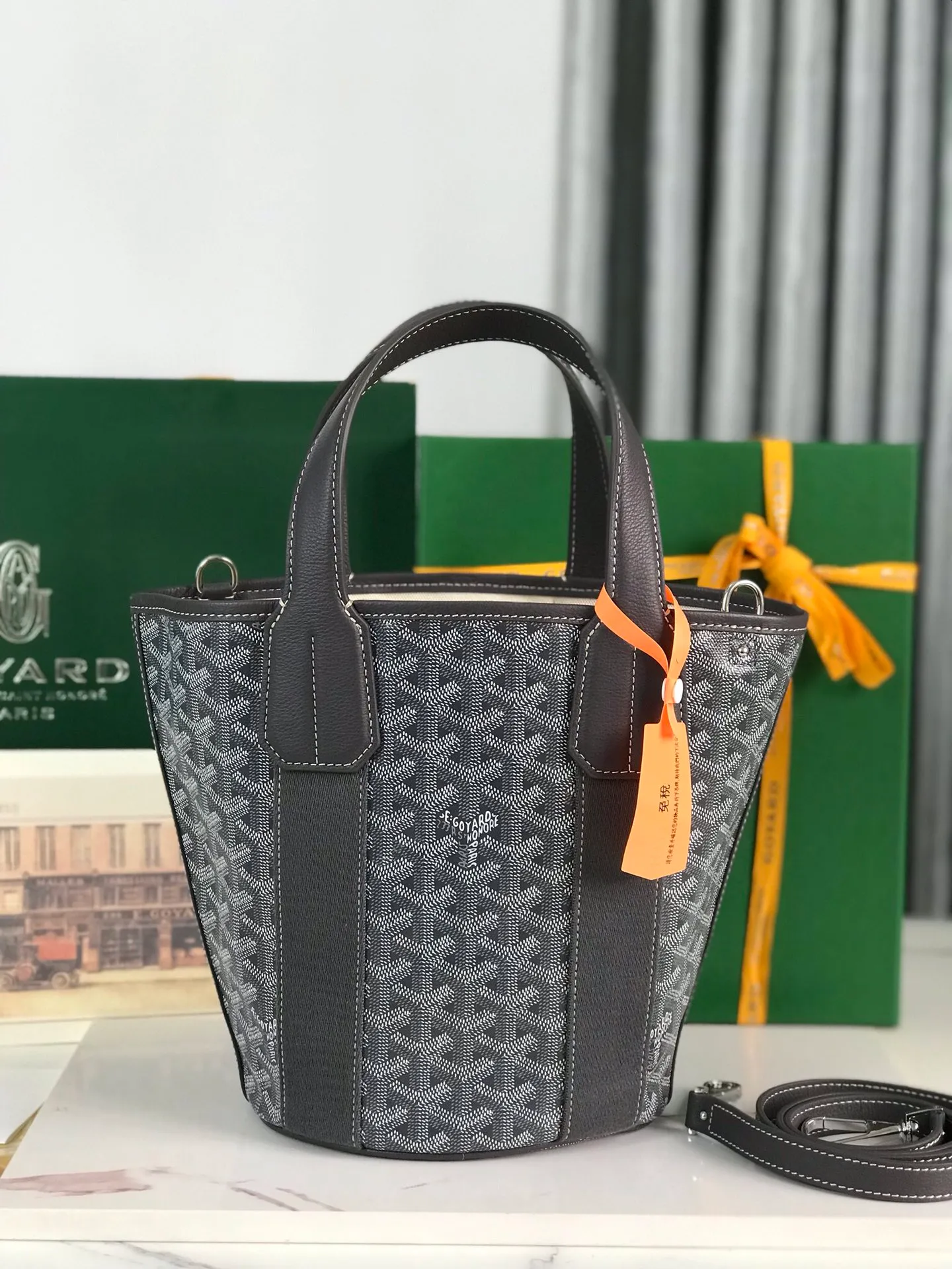 The 660💝BELHARRA small bag is the perfect companion for vacations in the sun. Its iconic bucket shape and large opening design make it easy to put in daily necessities. Whether on the beach or on the city road, this special edition bag can be easily carried by hand or carried on the shoulder. The calfskin leather shoulder strap is detachable. 11 classic colors are combined with two different hearts. The small love style makes the bag more unique and playful. The ribbon love style makes the bag more novel, soft and smart. Size: 18*14 (bottom width) *24 (height) 🔎120230