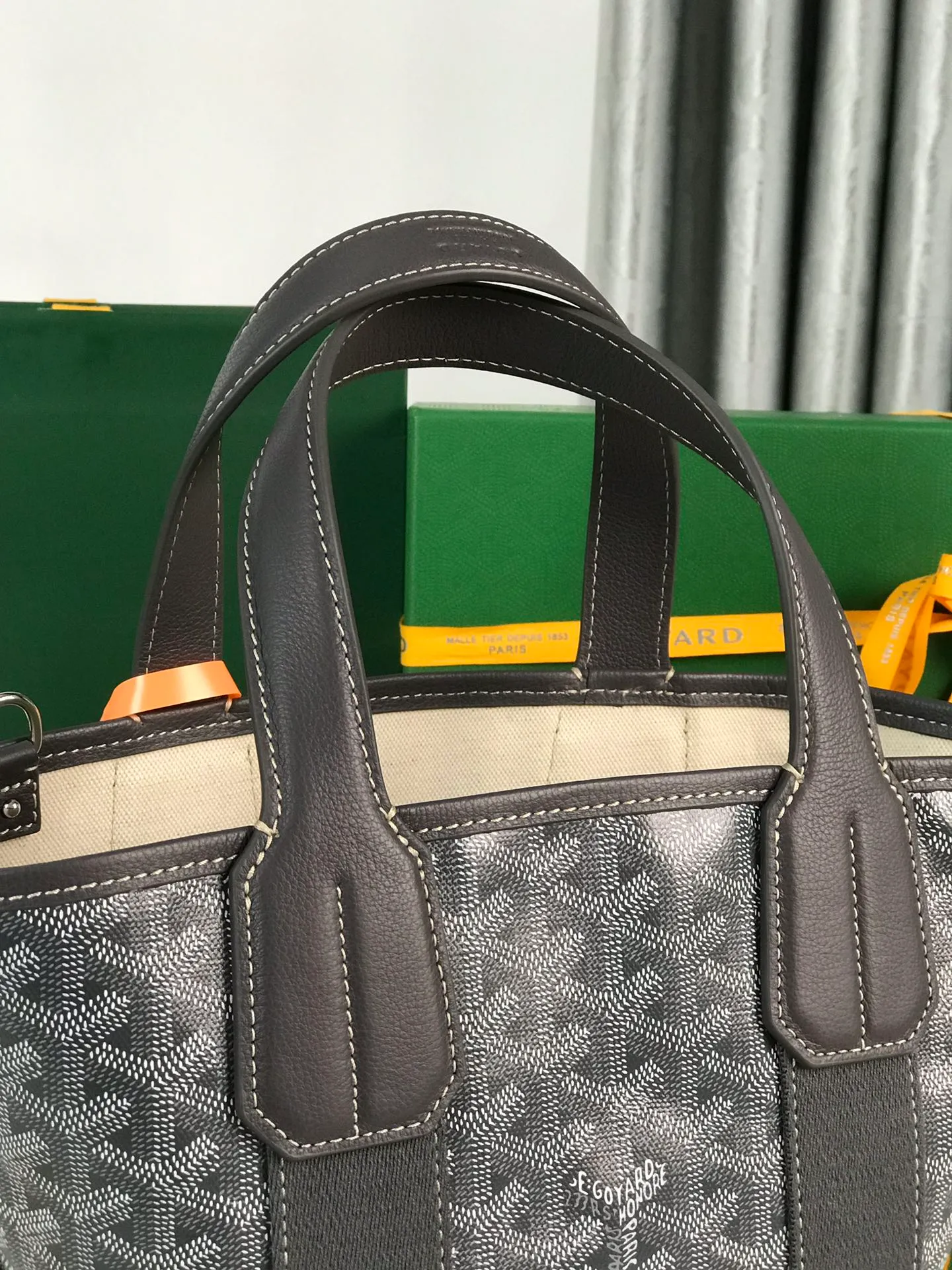 The 660💝BELHARRA small bag is the perfect companion for vacations in the sun. Its iconic bucket shape and large opening design make it easy to put in daily necessities. Whether on the beach or on the city road, this special edition bag can be easily carried by hand or carried on the shoulder. The calfskin leather shoulder strap is detachable. 11 classic colors are combined with two different hearts. The small love style makes the bag more unique and playful. The ribbon love style makes the bag more novel, soft and smart. Size: 18*14 (bottom width) *24 (height) 🔎120230