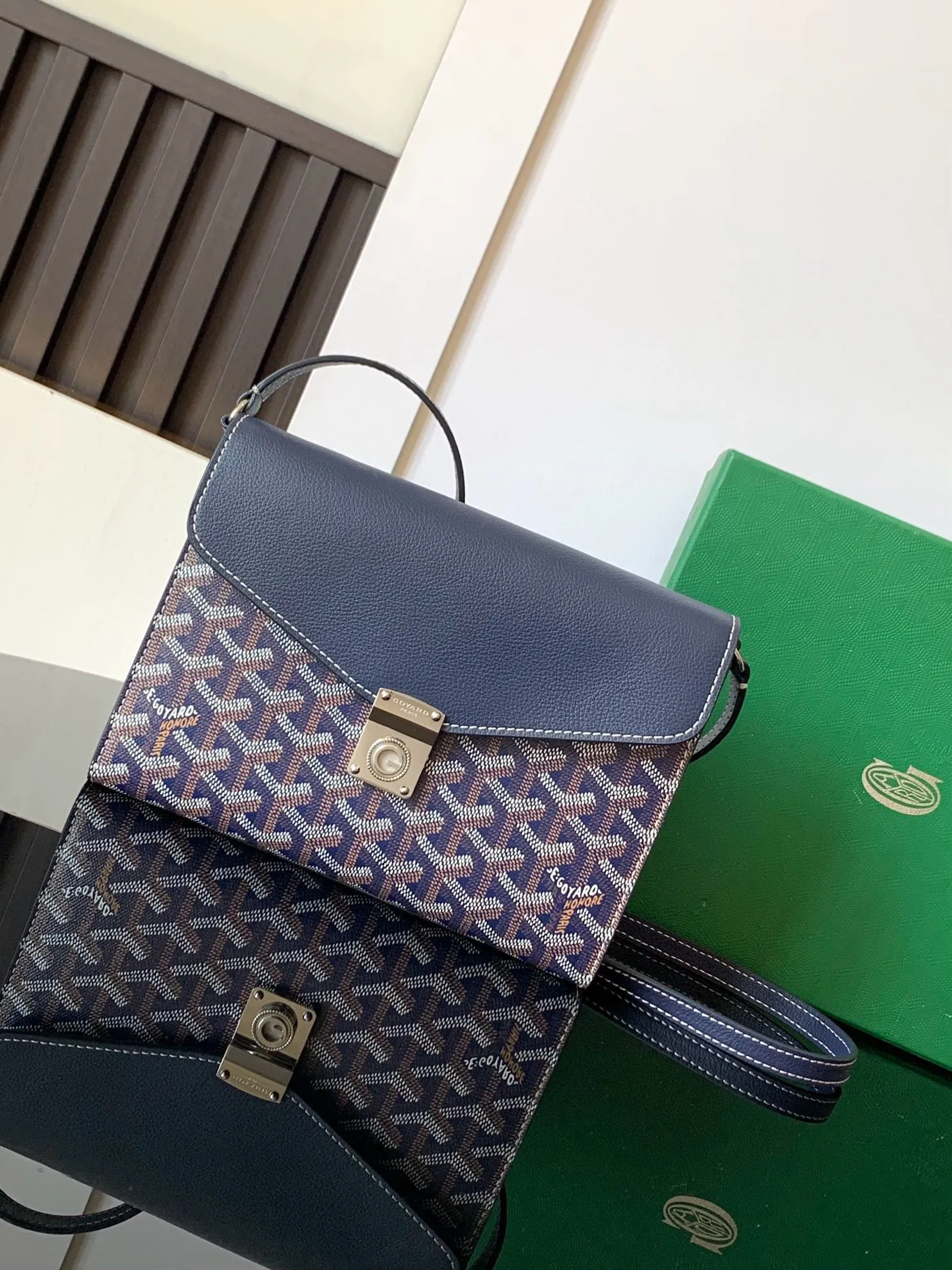The design of the P1260 Chypre crossbody bag has the characteristics of a wallet and the concept of a handbag, which is both clever and practical. The bag has 6 card slots and a detachable and adjustable leather shoulder strap that can be worn on the shoulder, cross-body or hand-carried.  21 cm x 4 cm x 16 cm 🔎8063-Dark Blue