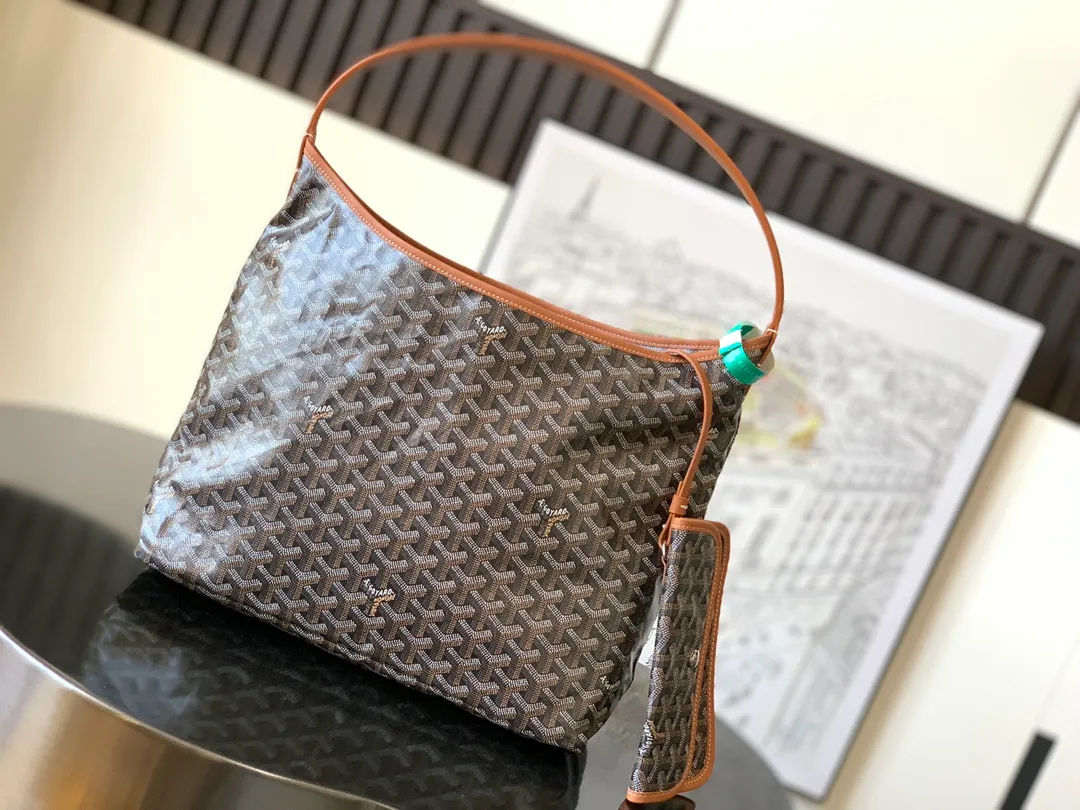 P1100 with Gift Bag The Bohème Hobo bag is the epitome of lightweight, flexible and secure, thanks to its zipper closure. Thanks to its wide handles, it's also very comfortable as a shoulder bag. It also features the signature removable pouch that snaps shut. 27 cm x 15 cm x 42 cm 🔎020223-