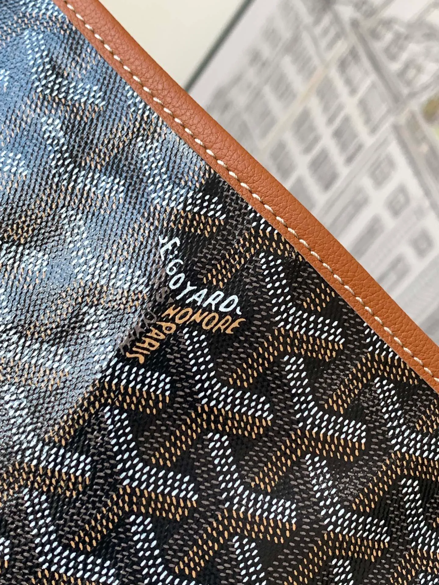 P1100 with Gift Bag The Bohème Hobo bag is the epitome of lightweight, flexible and secure, thanks to its zipper closure. Thanks to its wide handles, it's also very comfortable as a shoulder bag. It also features the signature removable pouch that snaps shut. 27 cm x 15 cm x 42 cm 🔎020223-