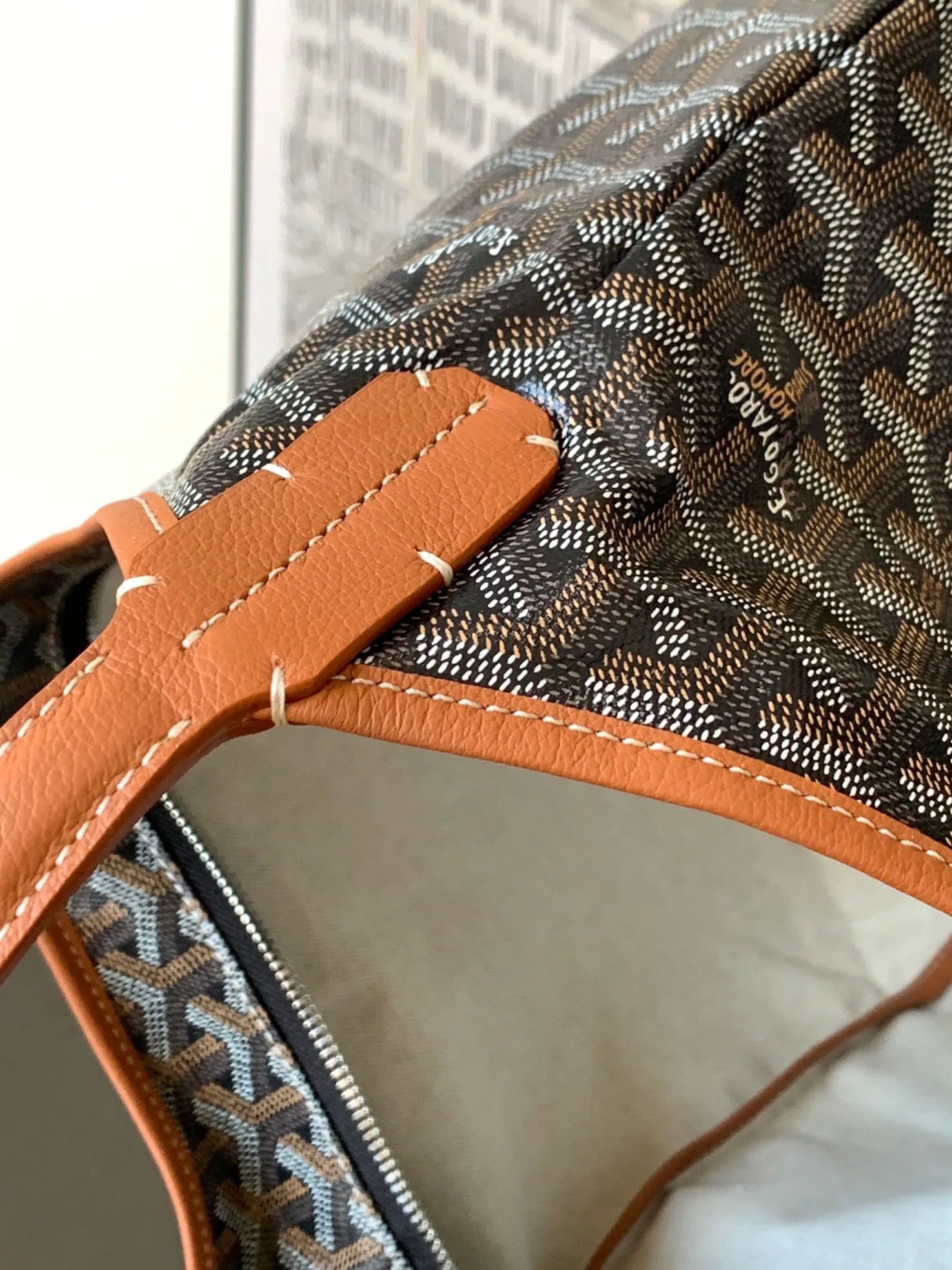 P1100 with Gift Bag The Bohème Hobo bag is the epitome of lightweight, flexible and secure, thanks to its zipper closure. Thanks to its wide handles, it's also very comfortable as a shoulder bag. It also features the signature removable pouch that snaps shut. 27 cm x 15 cm x 42 cm 🔎020223-