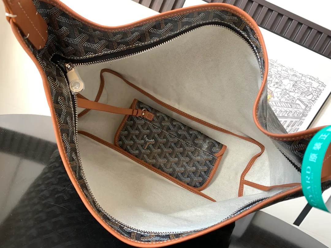 P1100 with Gift Bag The Bohème Hobo bag is the epitome of lightweight, flexible and secure, thanks to its zipper closure. Thanks to its wide handles, it's also very comfortable as a shoulder bag. It also features the signature removable pouch that snaps shut. 27 cm x 15 cm x 42 cm 🔎020223-