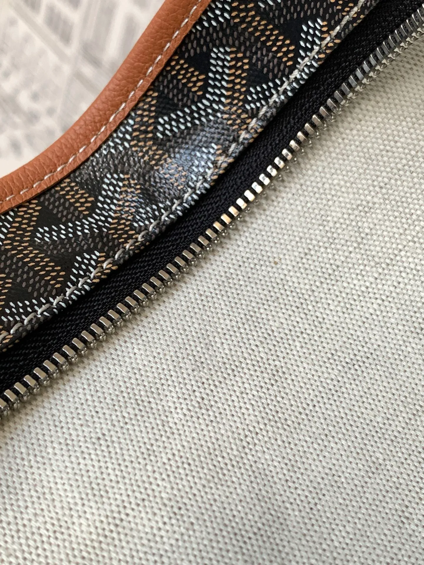 P1100 with Gift Bag The Bohème Hobo bag is the epitome of lightweight, flexible and secure, thanks to its zipper closure. Thanks to its wide handles, it's also very comfortable as a shoulder bag. It also features the signature removable pouch that snaps shut. 27 cm x 15 cm x 42 cm 🔎020223-