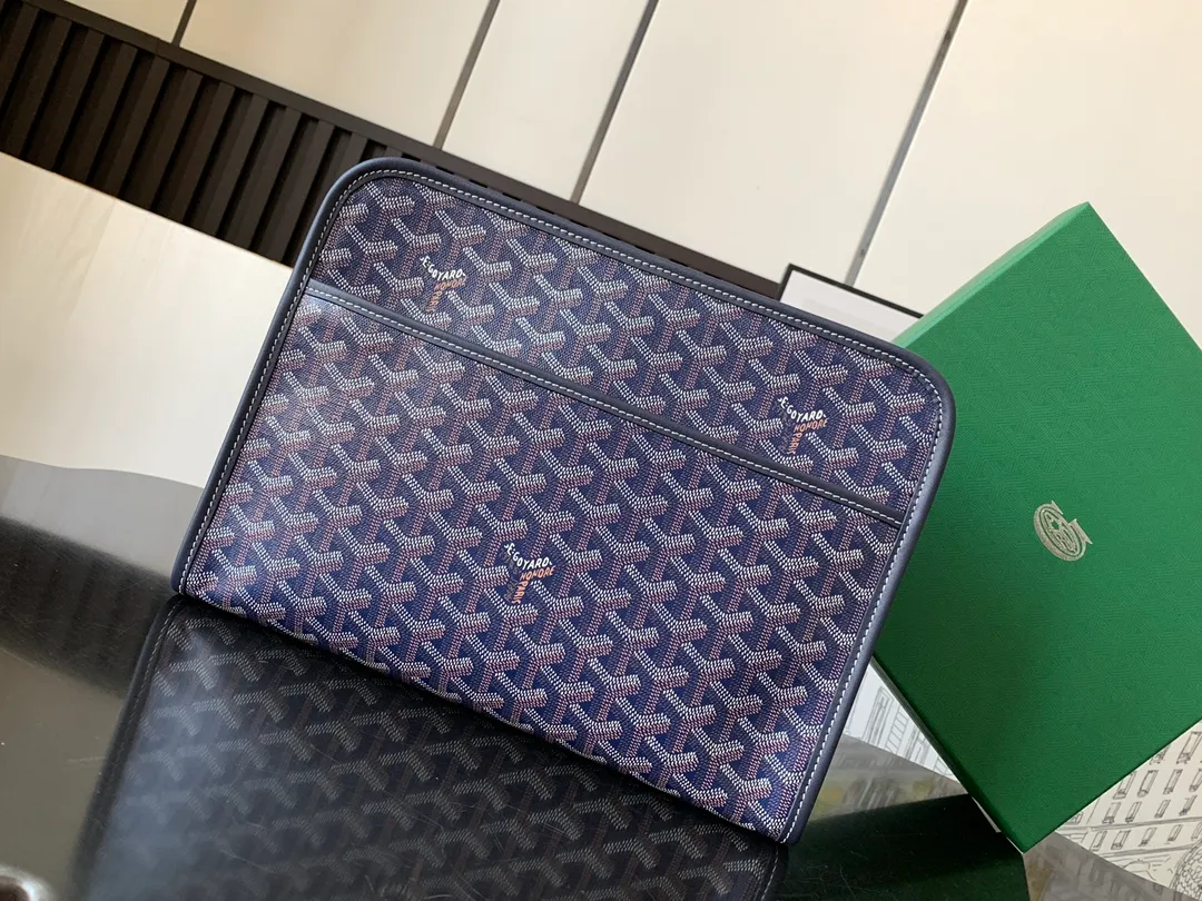 The P980 Jouvence Large Toiletries Bag is designed to be very practical, allowing the contents to be placed upright to avoid any spillage of liquids. Its waterproof cotton lining is easy to clean and you can hang it anywhere with its exterior hanging loop.   23 cm x 7.5 cm x 29.5 cm 🔎020206-Dark Blue